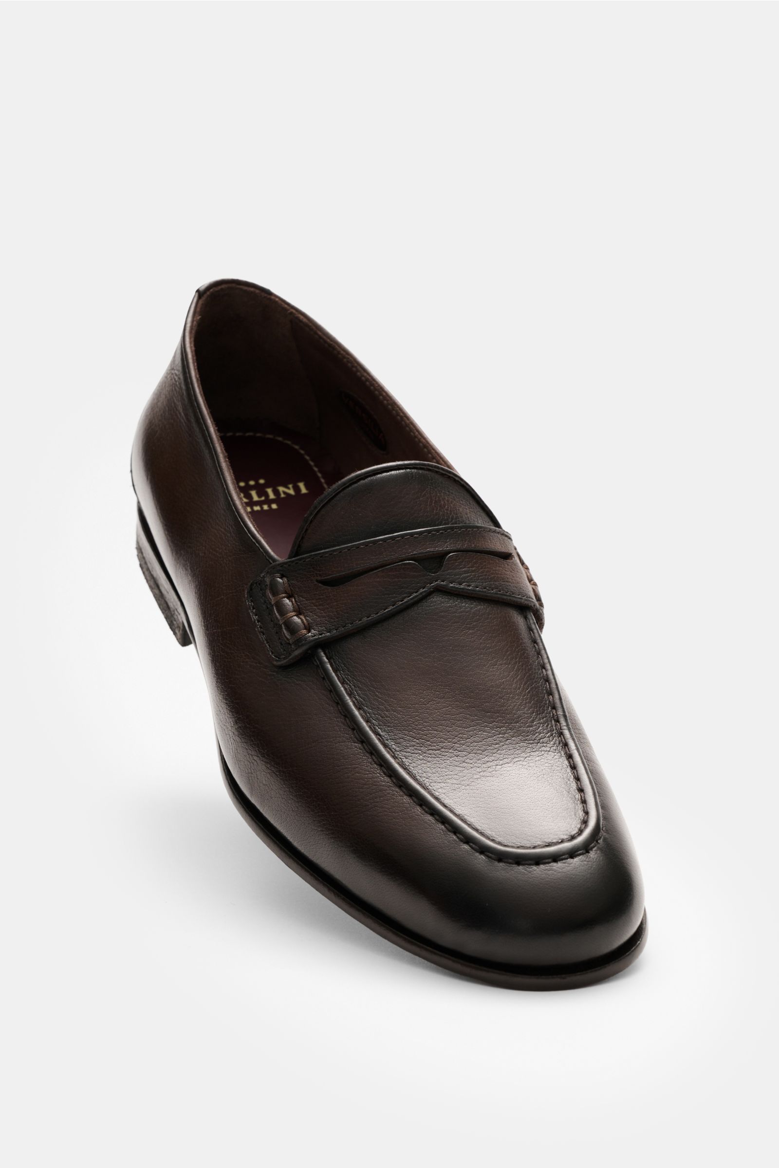 Sturlini Penny Loafer 'Bufalo' dunkelbraun, aus edlem Glattleder mit Vintage-Finish, schmal, mit Penny Strap und Steppnaht, seitliche Perspektive.