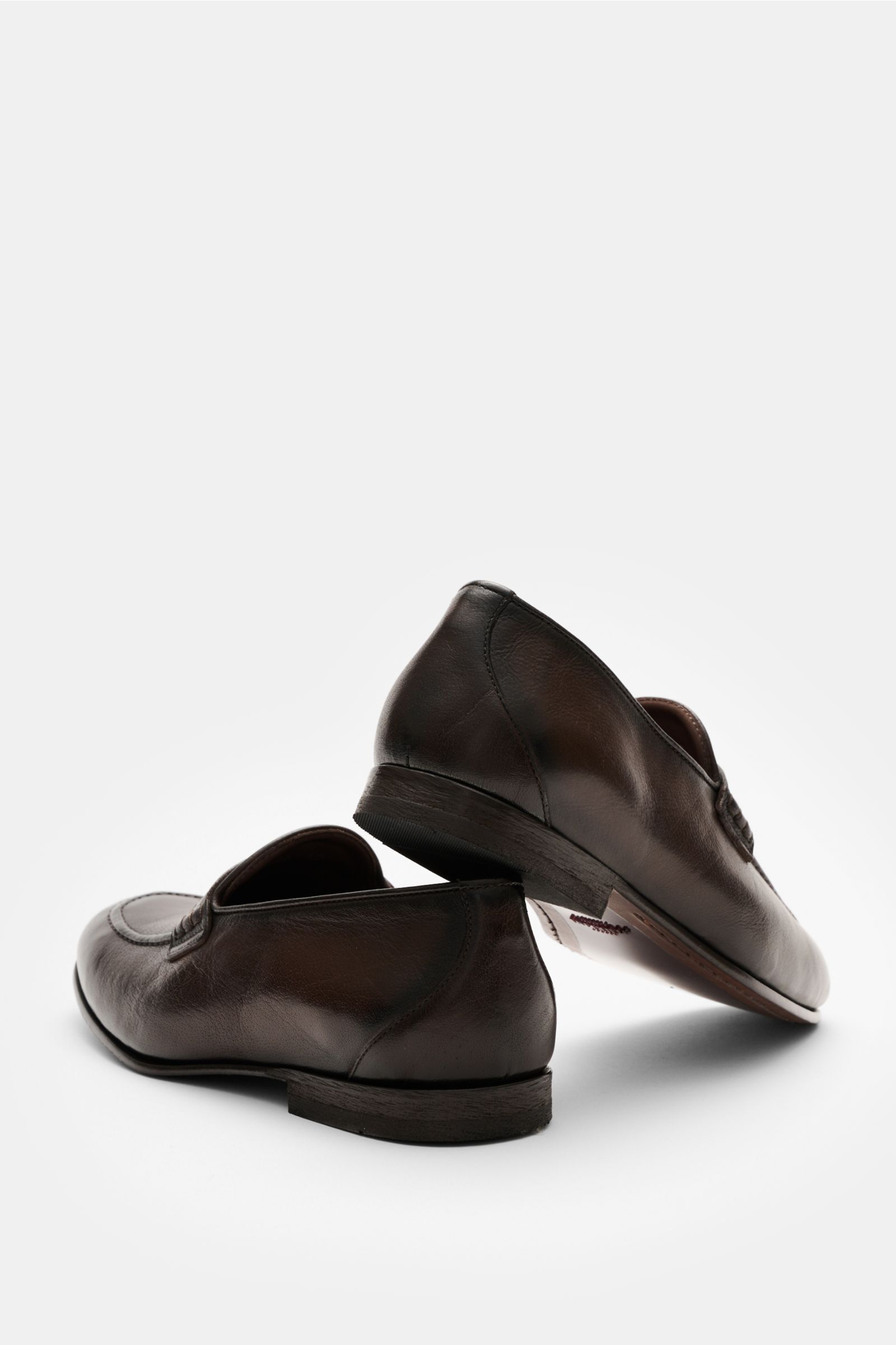 Sturlini Penny Loafer 'Bufalo' dunkelbraun aus edlem Glattleder mit Vintage-Finish, schmal zulaufend, seitliche Ansicht, Blake-Machart, Leder-Gummi-Sohle.