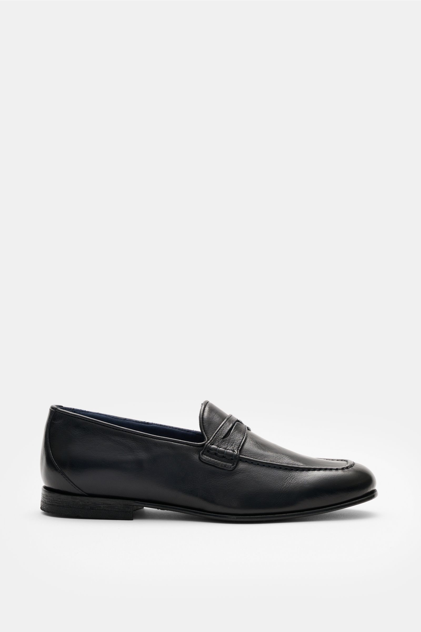 Sturlini Penny Loafer 'Bufalo' dark navy aus edlem Glattleder mit Vintage-Finish, schmal zulaufend, seitliche Ansicht, Blake-Machart, Leder-Gummi-Sohle.