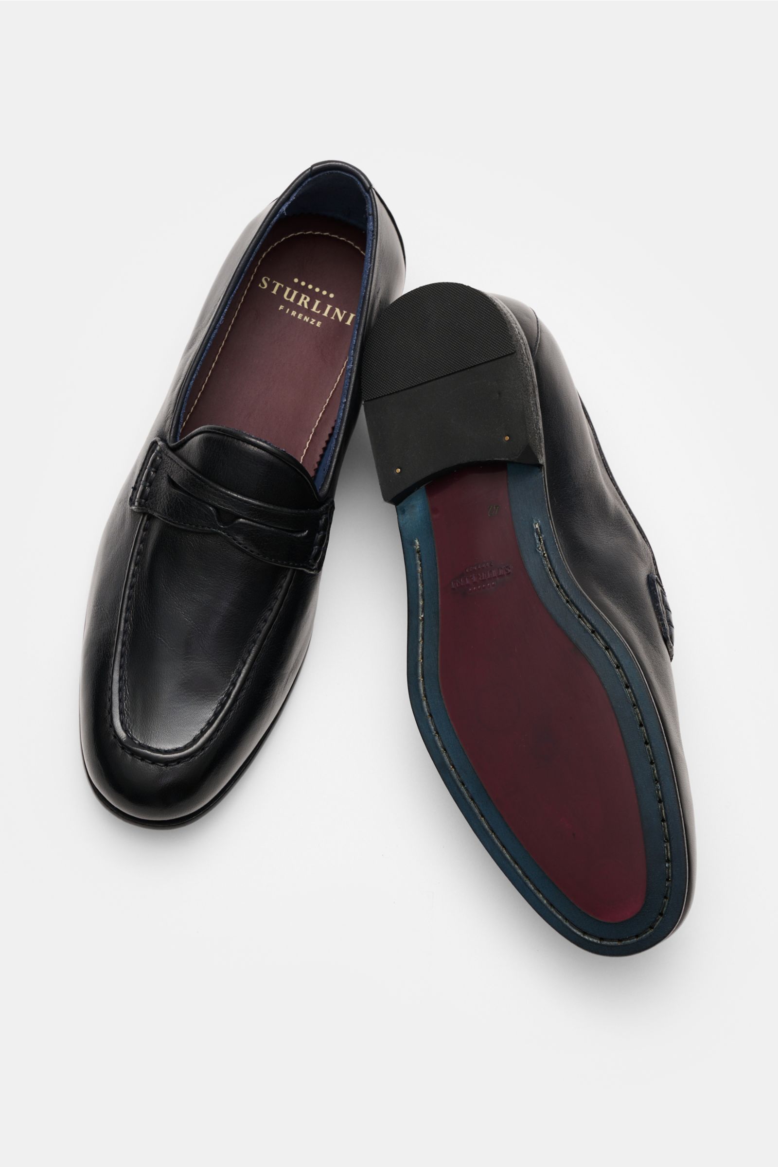 Sturlini Penny Loafer 'Bufalo' dark navy aus edlem Glattleder, Vintage-Finish, Blake-Machart, schmale Silhouette, Penny Strap, Steppnaht, Leder-Gummi-Sohle, Draufsicht.