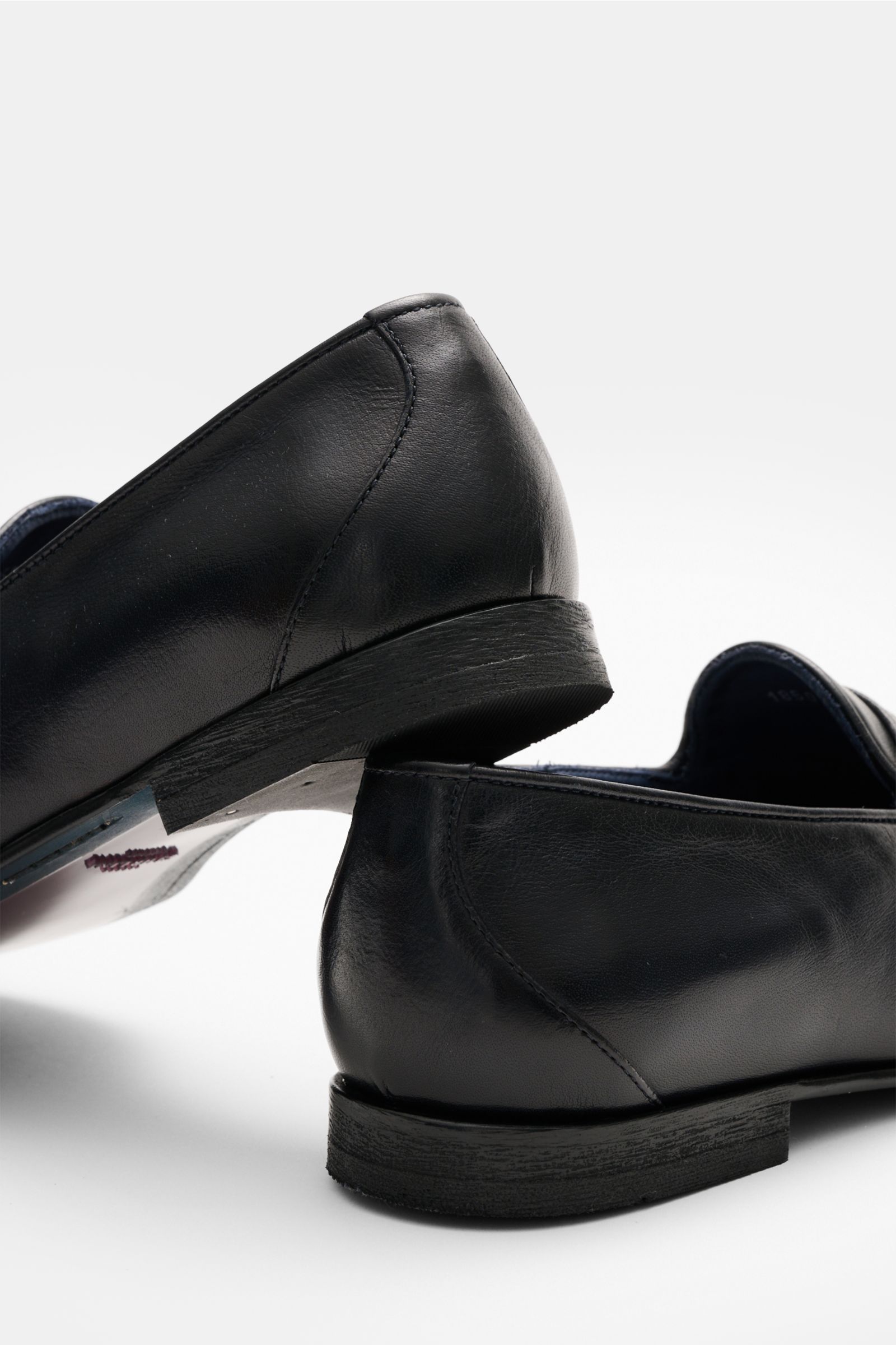 Sturlini Penny Loafer 'Bufalo' dark navy, Detailaufnahme von hinten und seitlich, edles Glattleder mit Vintage-Finish, schmale Silhouette, Blake-Machart, Leder-Gummi-Sohle, markante Steppnaht, typischer Penny Strap.