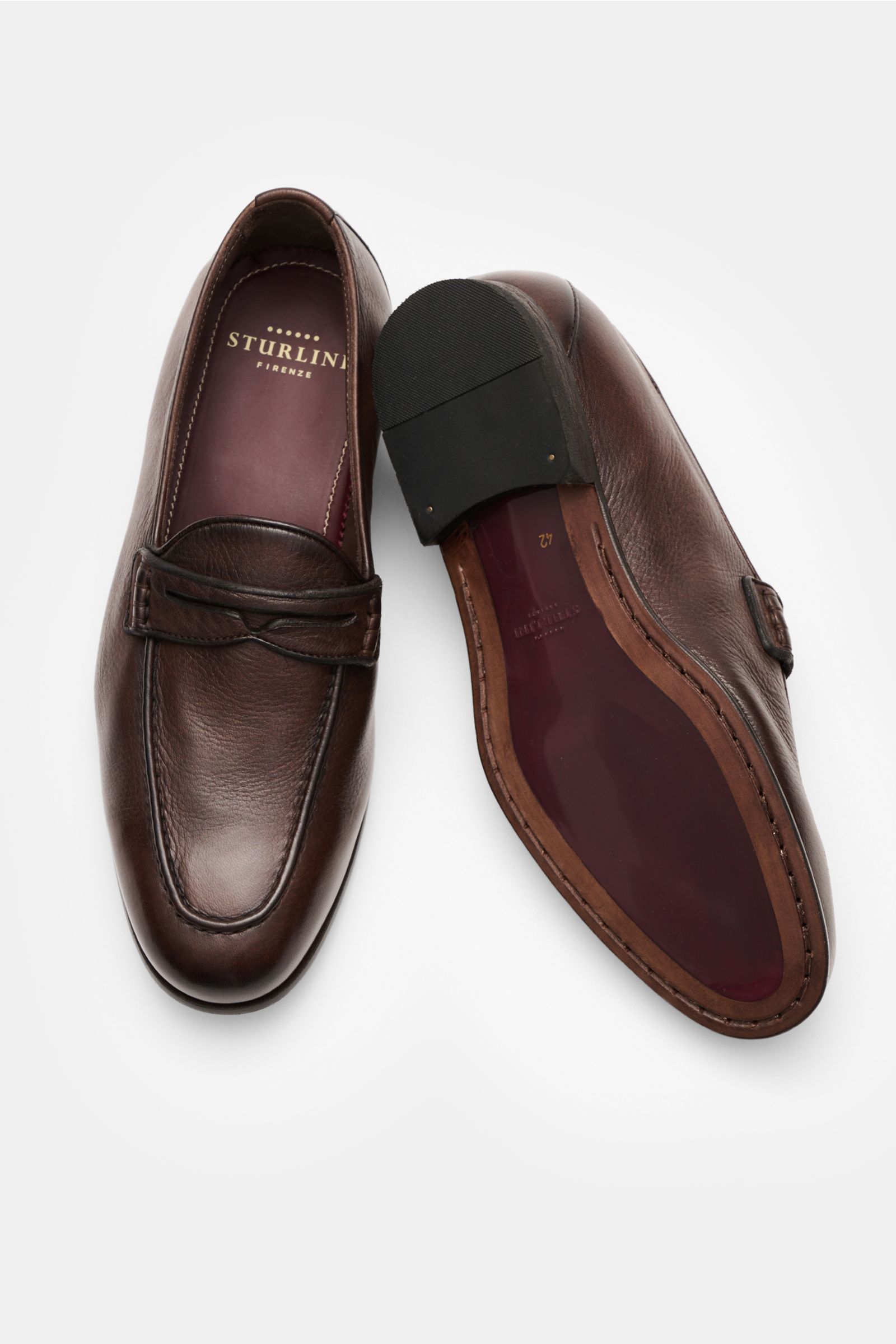 Sturlini Penny Loafer 'Cervo Crast' braun aus feinem Glattleder, schmal, mit typischem Penny Strap, Naht vorne, Leder-Gummi-Sohle, von oben und unten.