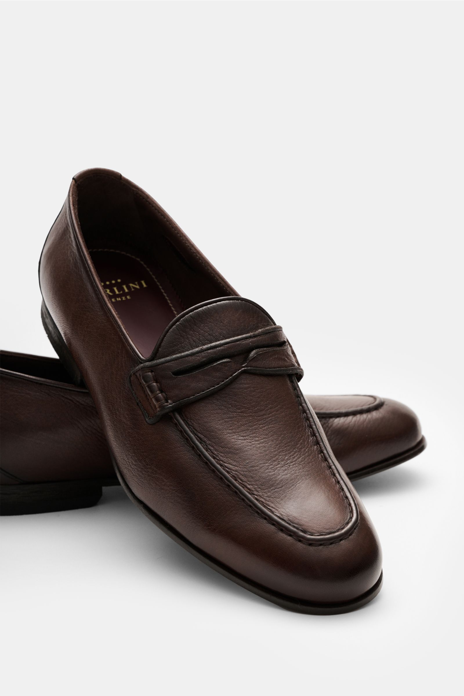 Sturlini Penny Loafer 'Cervo Crast' braun aus feinem Glattleder, schmal zulaufend, mit typischem Penny Strap und Leder-Gummi-Laufsohle, seitliche Ansicht.