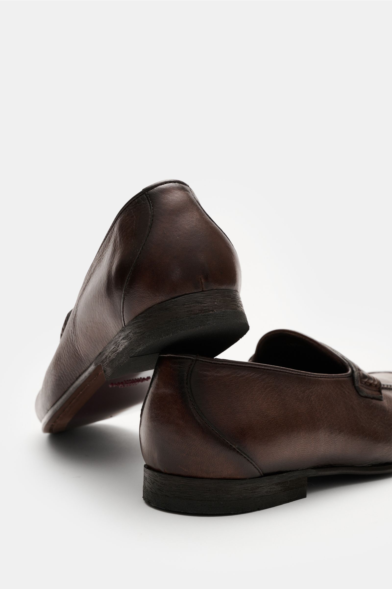 Sturlini Penny Loafer 'Cervo Crast' braun, schmal, aus feinem Glattleder mit typischem Penny Strap, Leder-Gummi-Laufsohle, von hinten und seitlich fotografiert.