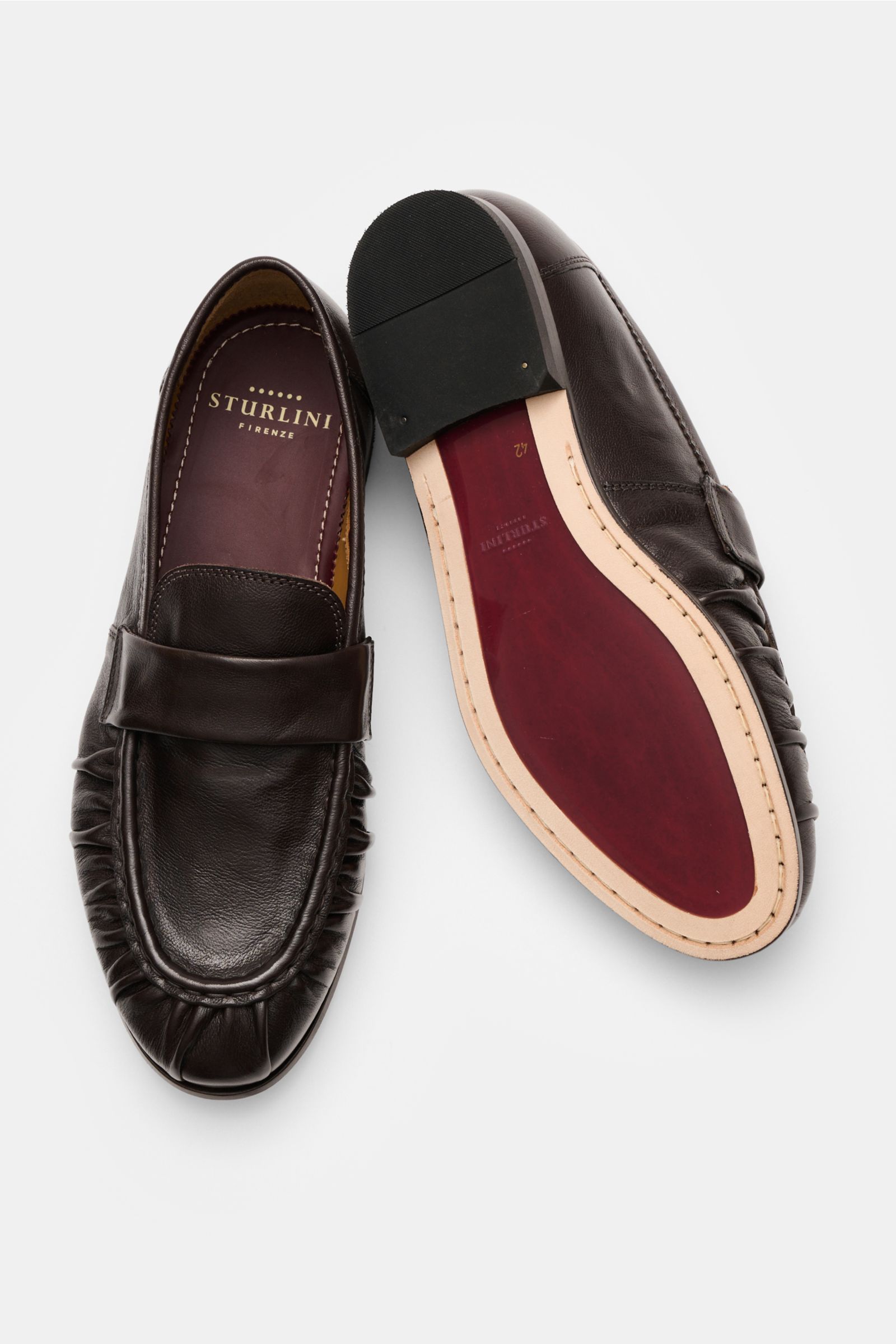 Sturlini Penny Loafer 'Salice' dunkelbraun, schmal zulaufend, aus Glattleder mit Penny-Strap, Naht, Leder-Gummi-Laufsohle, Ansicht oben und unten.