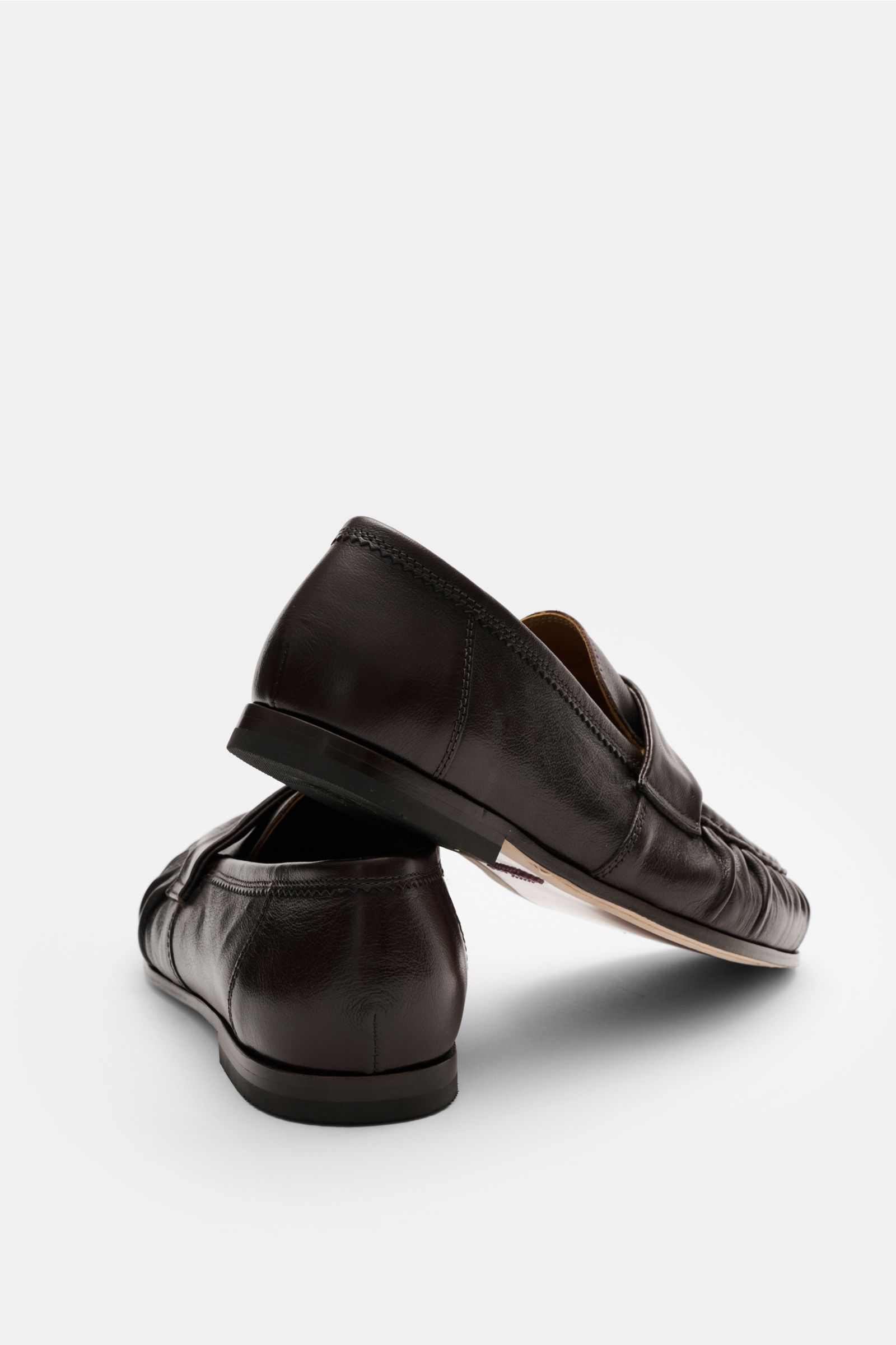 Sturlini Penny Loafer 'Salice' dunkelbraun aus geschmeidigem Glattleder, schmal zulaufend, mit Penny-Strap und Leder-Gummi-Laufsohle, Rückansicht.