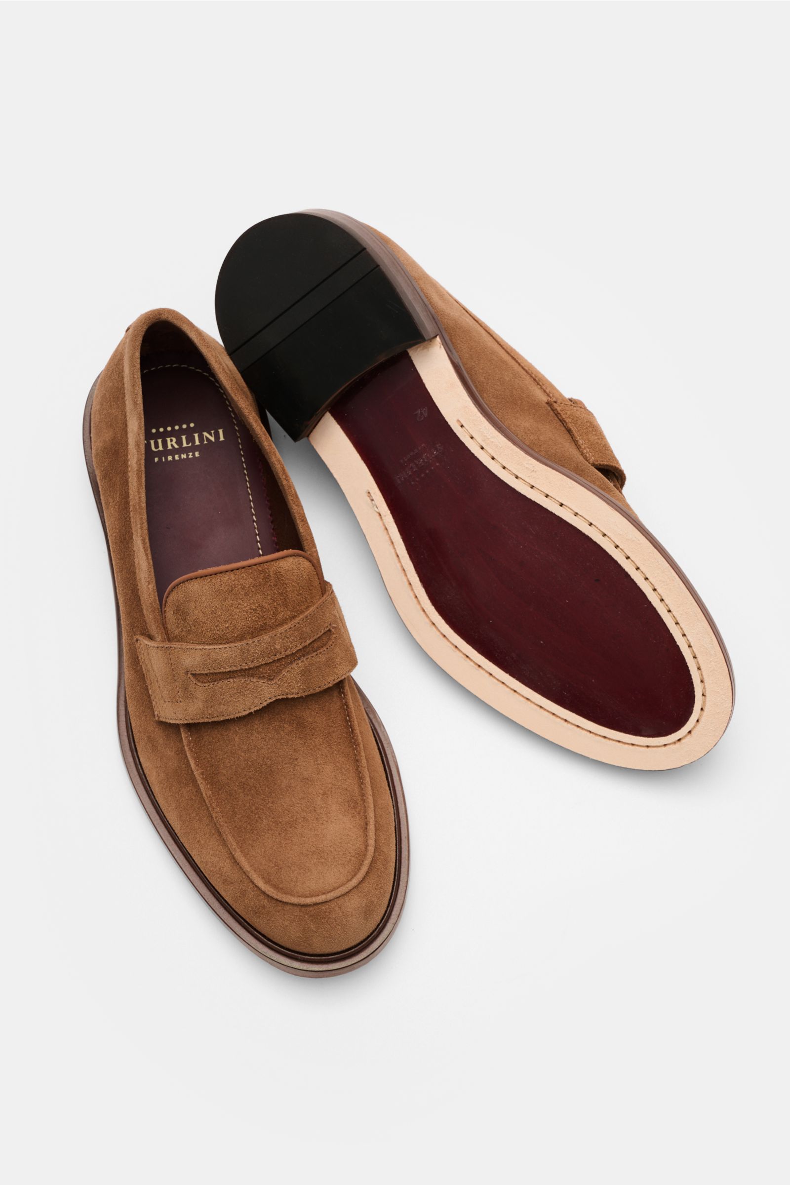 Sturlini Penny Loafer 'Crosta' hellbraun aus edlem Veloursleder, mit typischem Penny Strap, steppnaht, schmaler Silhouette, Gummi-Leder-Sohle, von oben.