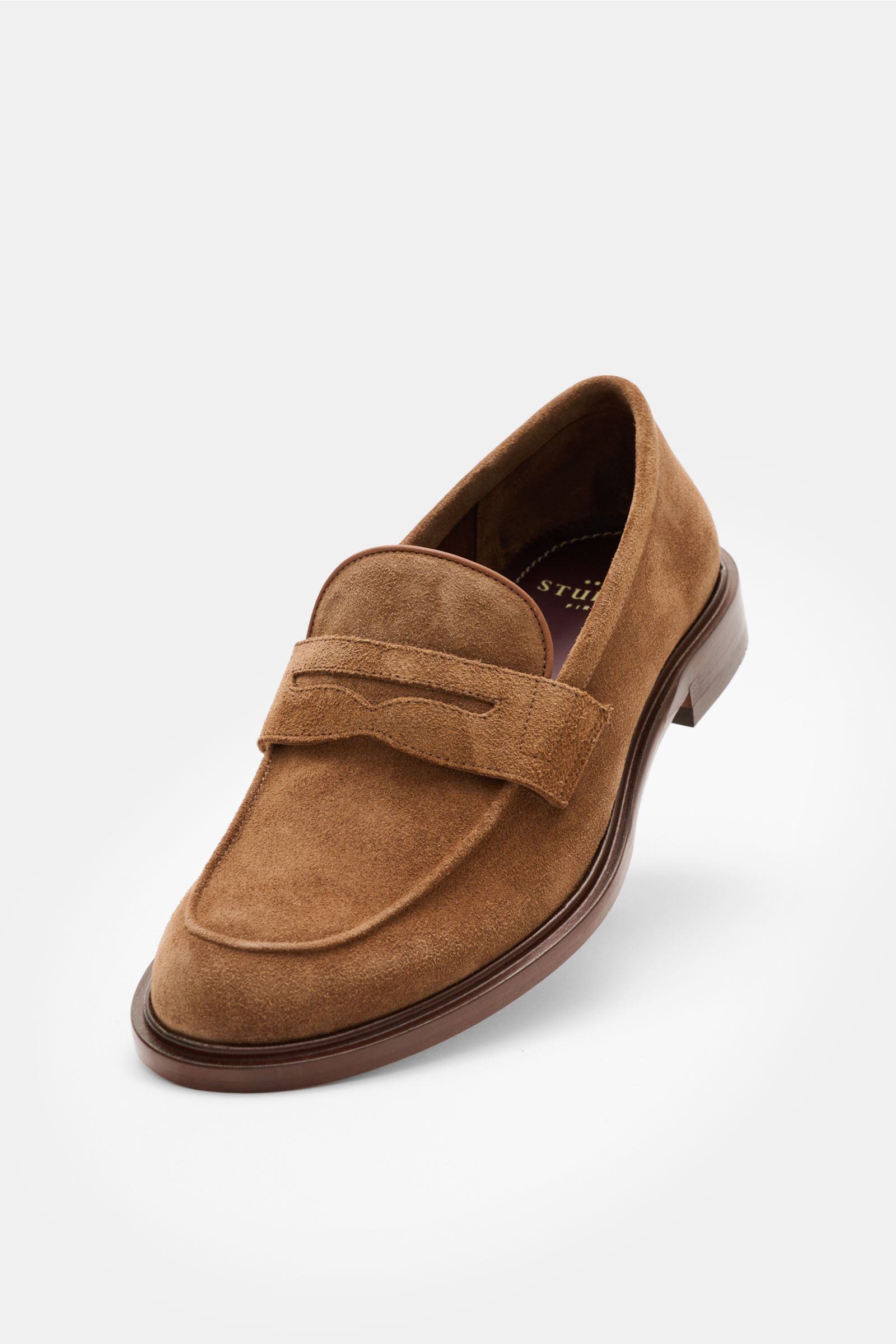 Sturlini Penny Loafer 'Crosta' hellbraun aus edlem Veloursleder mit typischem Penny Strap, schmal zulaufender Form und Steppnaht, seitliche Perspektive.