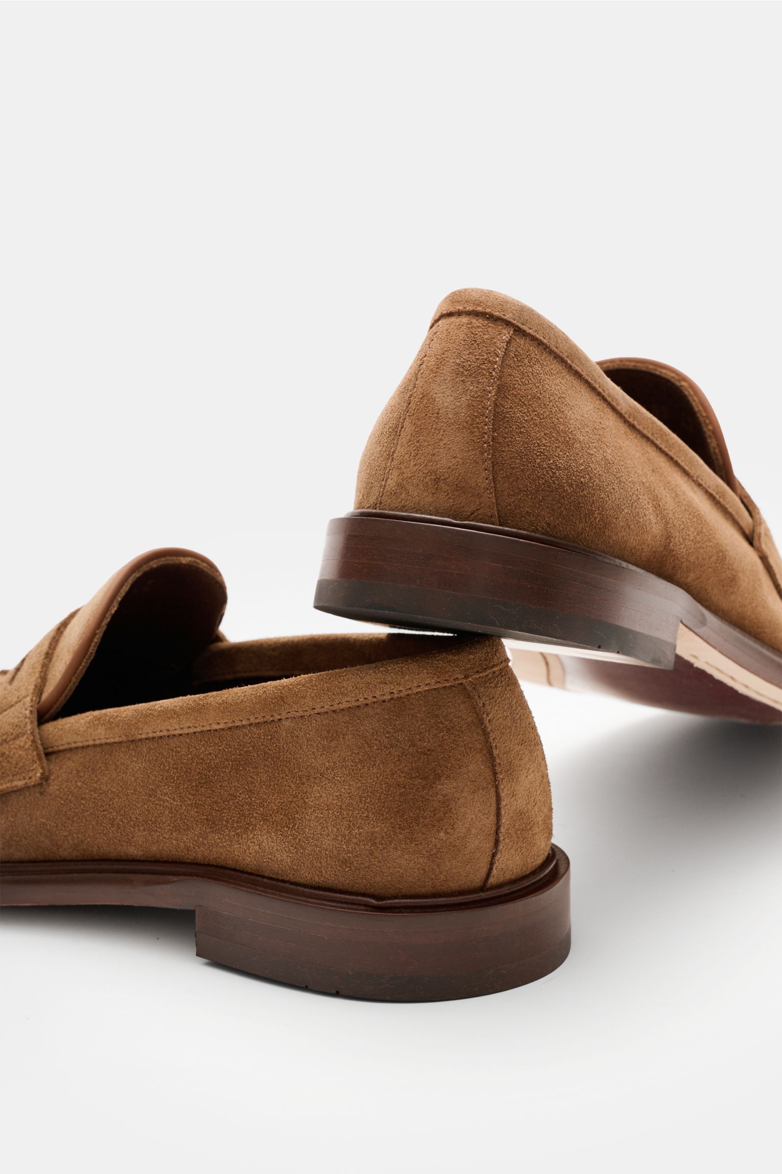 Sturlini Penny Loafer 'Crosta' hellbraun aus edlem Veloursleder, seitliche Ansicht mit schmal zulaufender Form, typischem Penny Strap und markanter Vorderkappennaht, Gummi- und Ledersohle sichtbar.