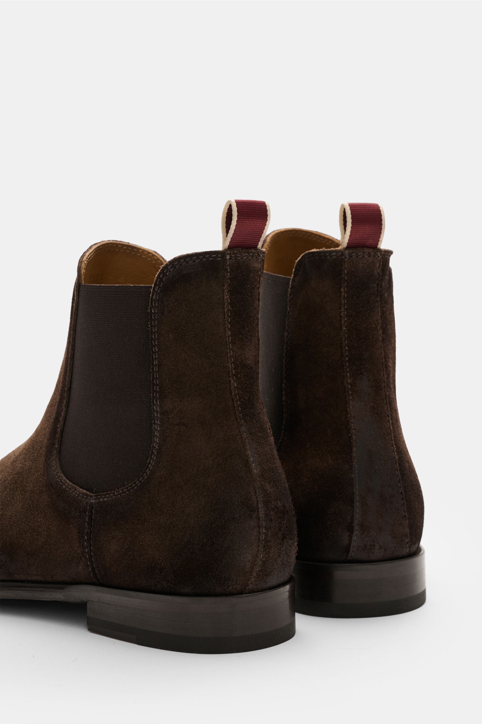 Sturlini Chelsea Boot 'Crosta' dunkelbraun aus Veloursleder, schmal zulaufend, elastische Einsätze, Anziehschlaufe, Rückansicht leicht seitlich.