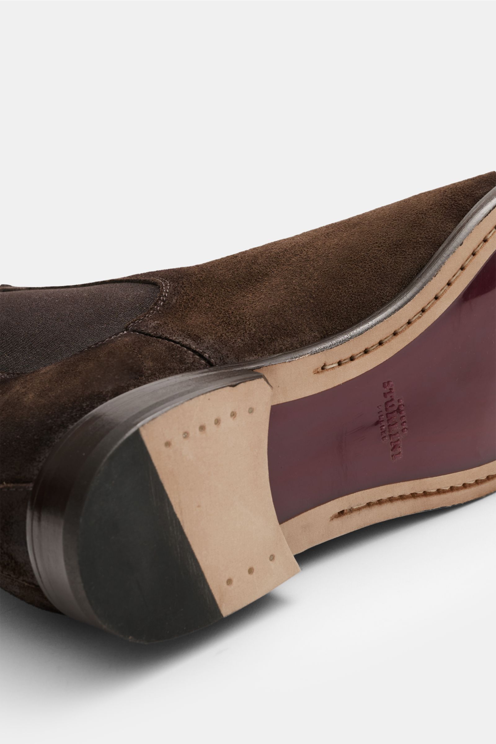 Sturlini Chelsea Boot 'Crosta' dunkelbraun aus edlem Veloursleder, Goodyear Welted, schmal zulaufend, elastische Einsätze, Detailansicht der Ledersohle und Absatz.