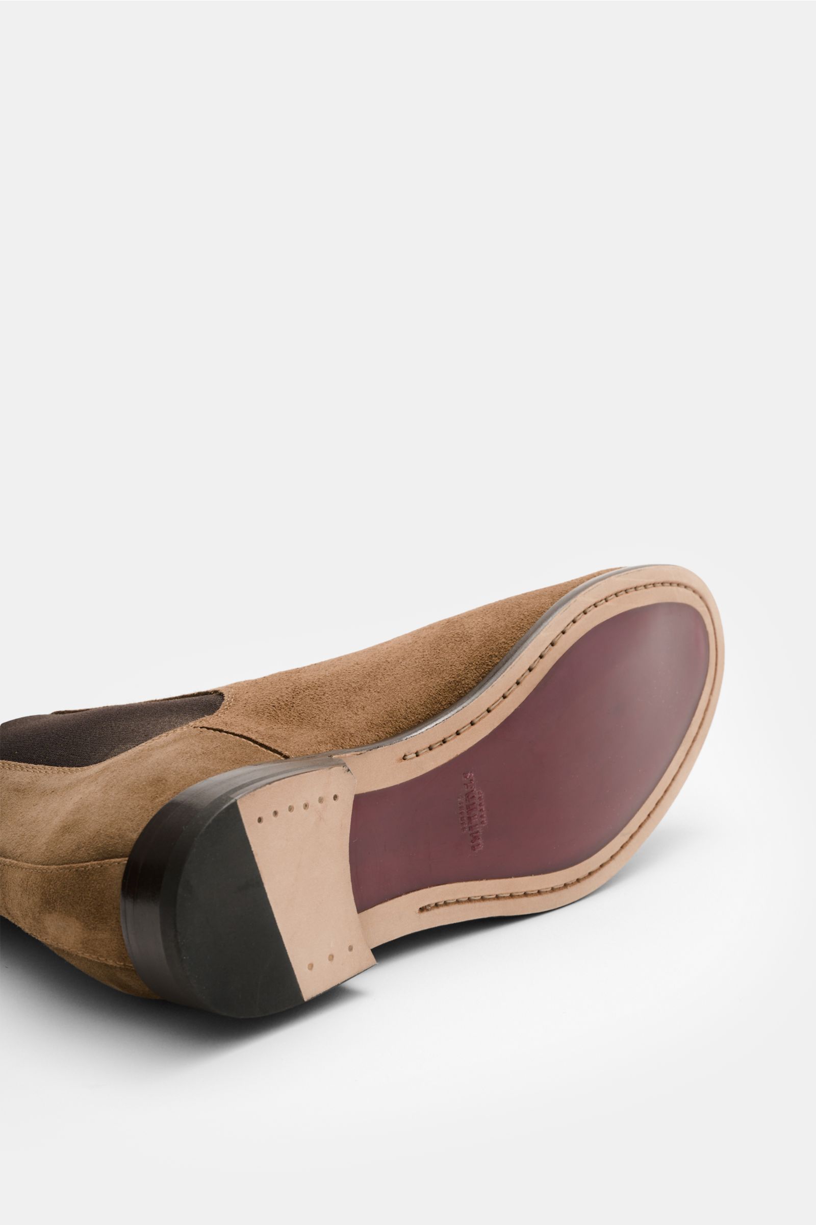 Sturlini Chelsea Boot 'Crosta' hellbraun aus feinem Veloursleder, rahmengenäht, schmal zulaufend, elastische Einsätze, Leder-Gummi-Laufsohle, Ansicht von unten.