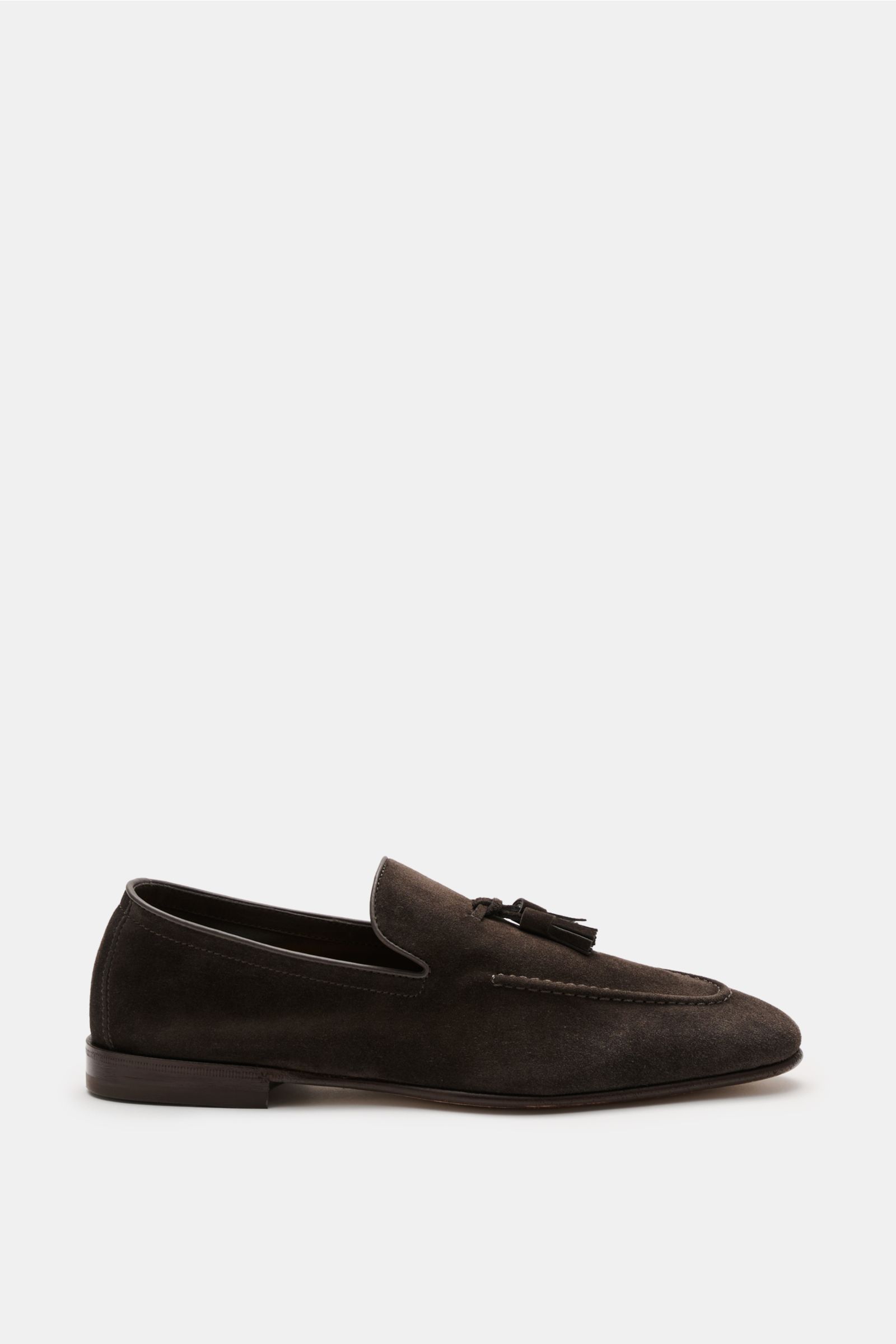 Side view of Brunello Cucinelli Tassel Loafer dunkelbraun in soft velour leather with slim silhouette, typical tassel, and leather sole.
