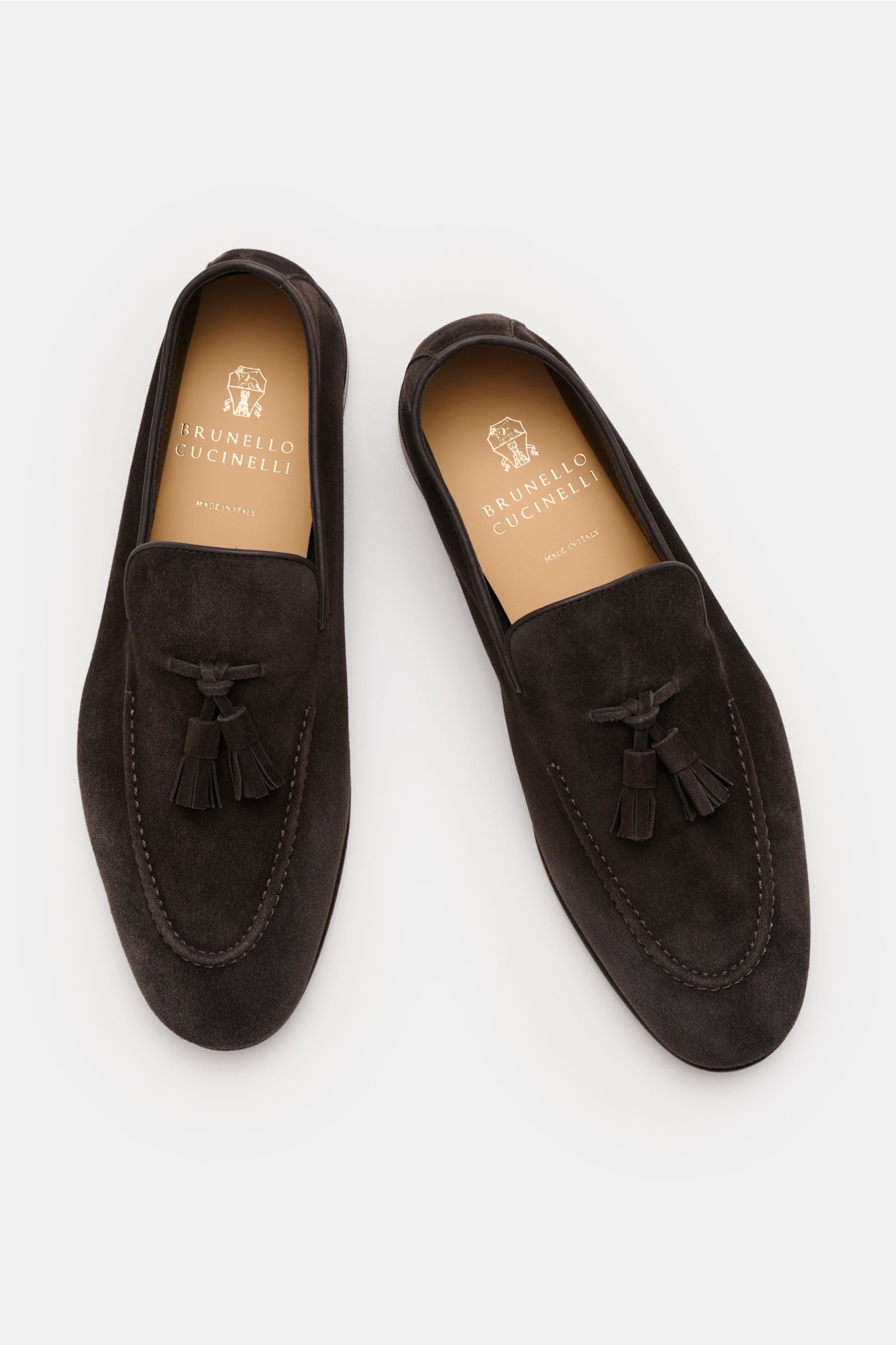 Brunello Cucinelli Tassel Loafer dunkelbraun shown from above, made of smooth dark brown velour leather with typical tassels, slim silhouette, leather lining, Goodyear welted, and flexible leather sole. Ein smarter Tassel Loafer von BRUNELLO CUCINELLI,