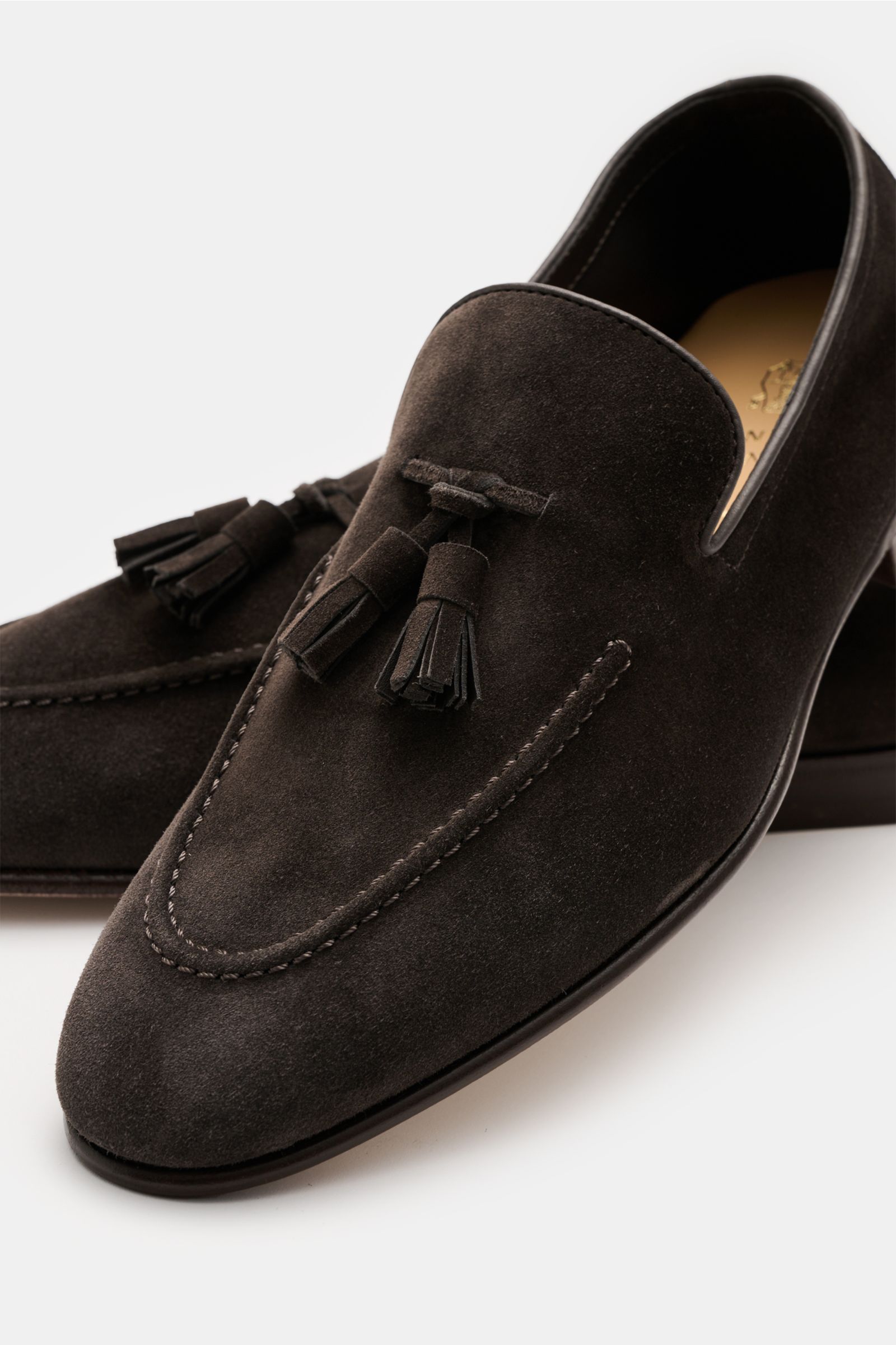 Brunello Cucinelli Tassel Loafer dunkelbraun in close-up front angle, soft velour leather, Goodyear-welted, slim silhouette, tassels, leather lining, flexible leather sole.