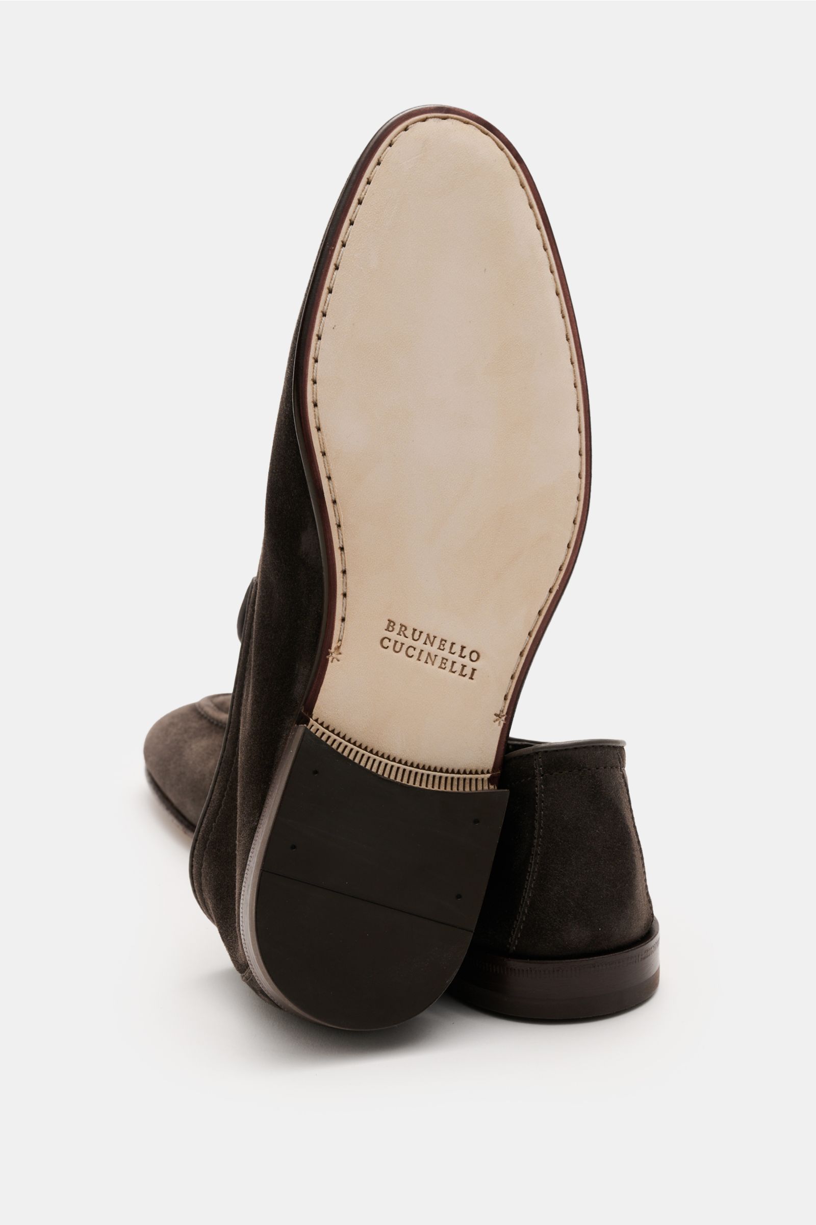Brunello Cucinelli Tassel Loafer dunkelbraun shown from sole and back side view, featuring smooth velours leather, Goodyear welted, slim silhouette, typical tassel, leather lining, and flexible leather outsole. Ein smarter Tassel Loafer von BRUNELLO CU