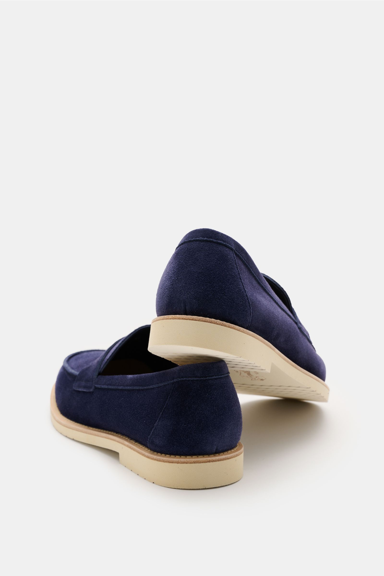 Brunello Cucinelli Penny Loafer dunkelblau aus samtigem Veloursleder, leichte Gummisohle, schmal zulaufend, mit Penny Strap, Rückansicht und seitlicher Perspektive.