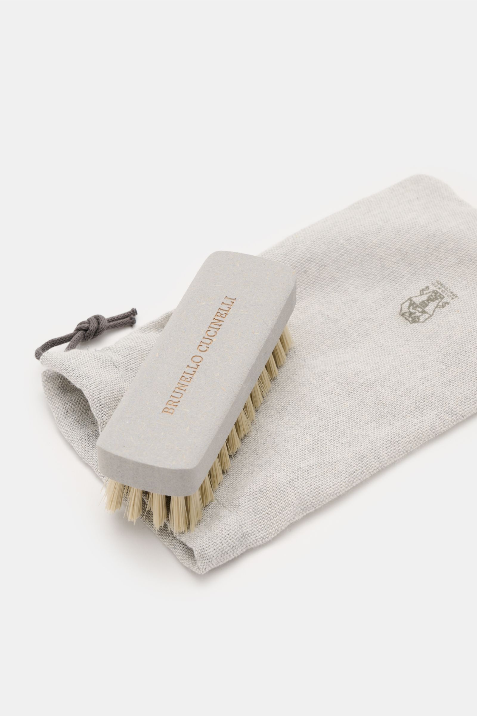 Das Bild zeigt keinen Brunello Cucinelli Penny Loafer dunkelblau, sondern eine Schuhbürste mit Beutel. Bitte lade das korrekte Bild des Schuhs hoch, damit ich den gewünschten alt-Tag erstellen kann.