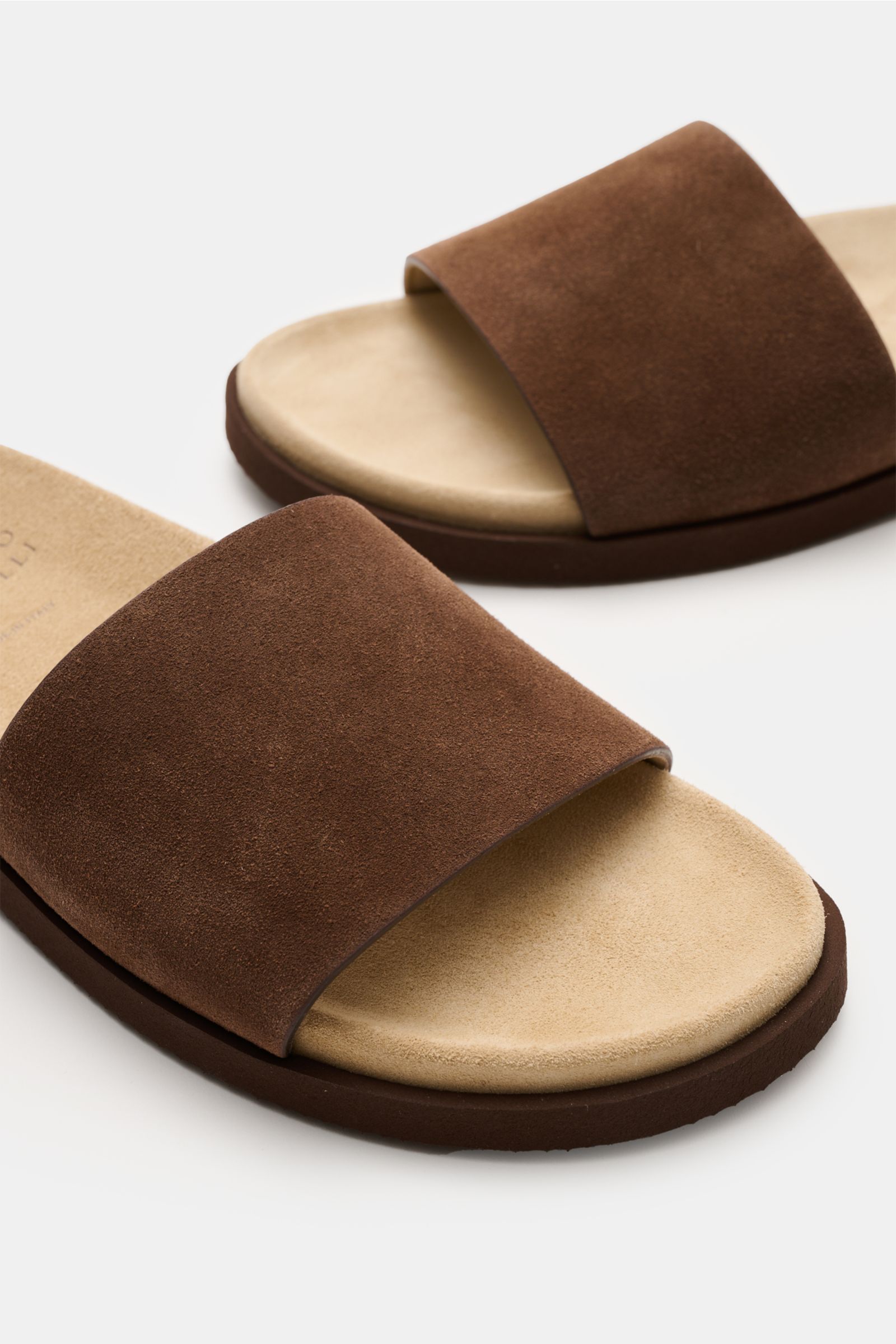 Brunello Cucinelli Pantolette braun/beige aus edlem Veloursleder, offene Kappe, rutschfeste Gummisohle mit Fußbett, seitliche Nahaufnahme.