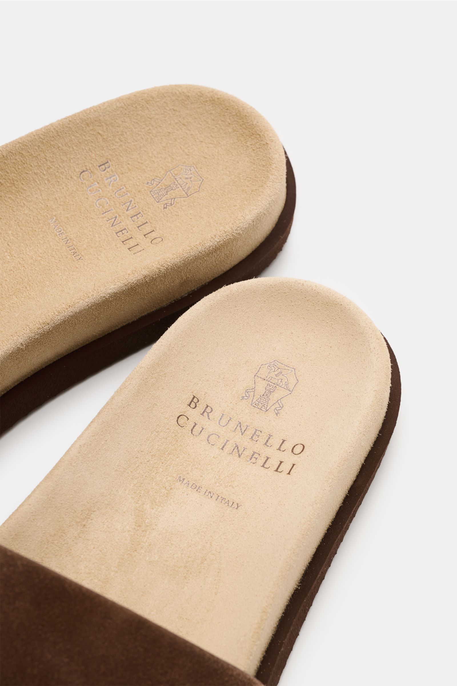 Brunello Cucinelli Pantolette braun/beige, handgefertigt, edles Veloursleder, offene Kappe, rutschfeste Gummisohle mit Fußbett, Nahaufnahme von oben.