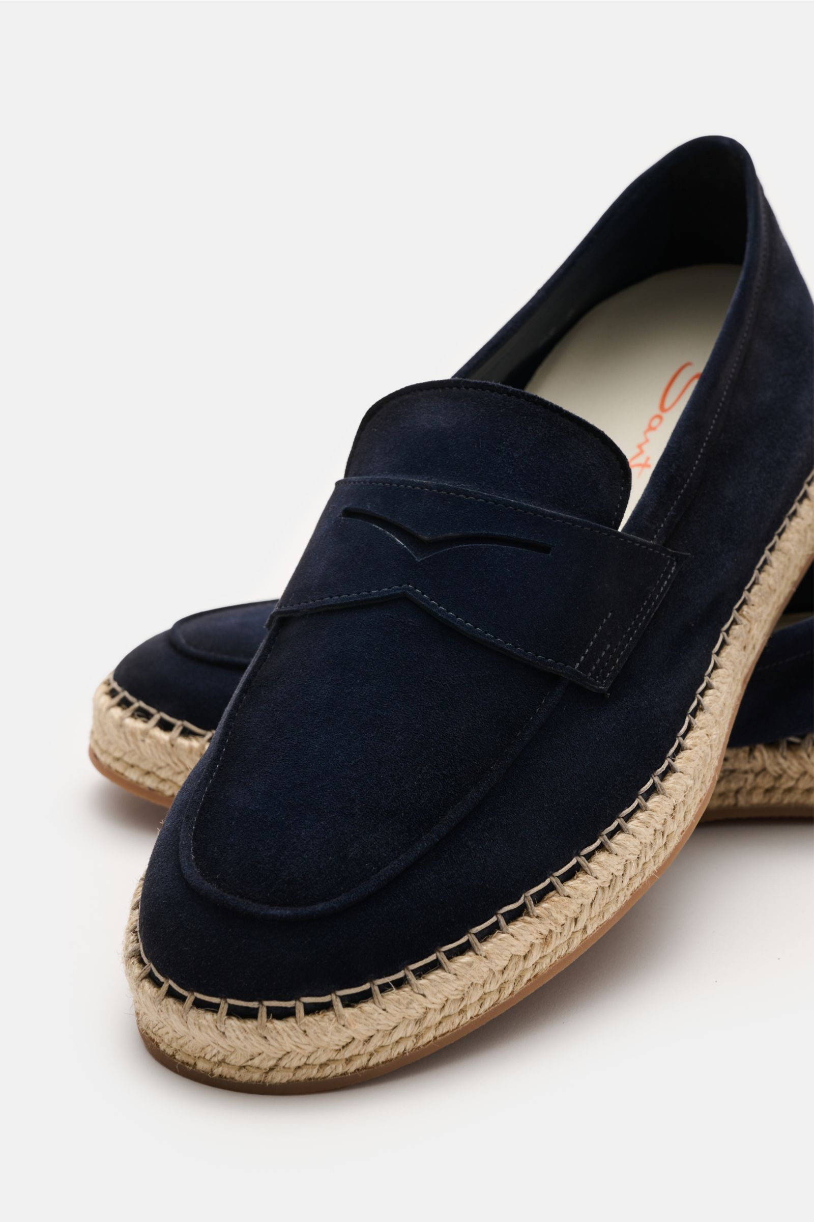 Santoni Espadrilles 'Carlo' navy aus geschmeidigem Veloursleder mit Penny-Strap, Ziernaht, ledernem Innenfutter, Bast-Kautschuksohle, Nahaufnahme schräg von vorne.