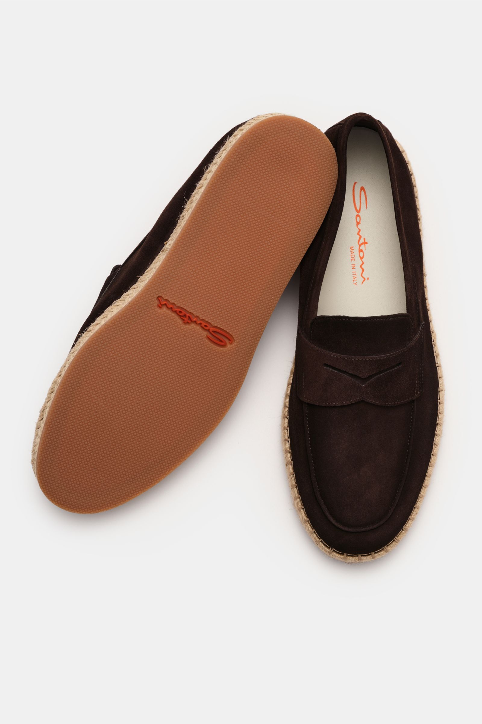 Santoni Espadrilles 'Carlo' dunkelbraun aus Veloursleder, mit Penny-Strap, Ziernaht, ledernem Innenfutter, Bast-Kautschuksohle, von oben und seitlich fotografiert.