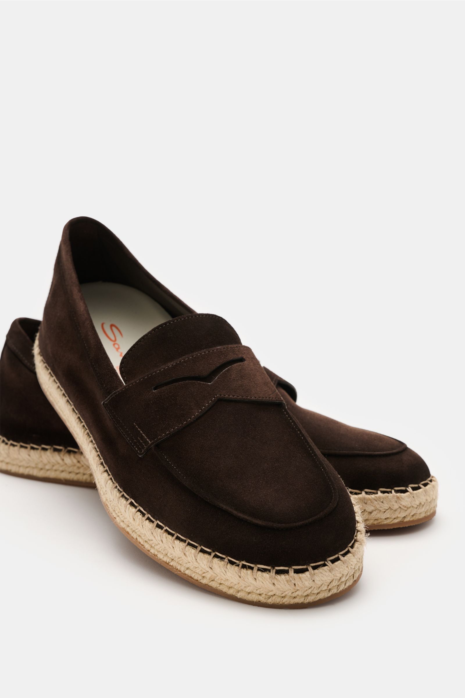 Santoni Espadrilles 'Carlo' dunkelbraun aus Veloursleder mit Penny-Strap, Ziernaht und Bast-Kautschuksohle, seitliche Frontansicht.