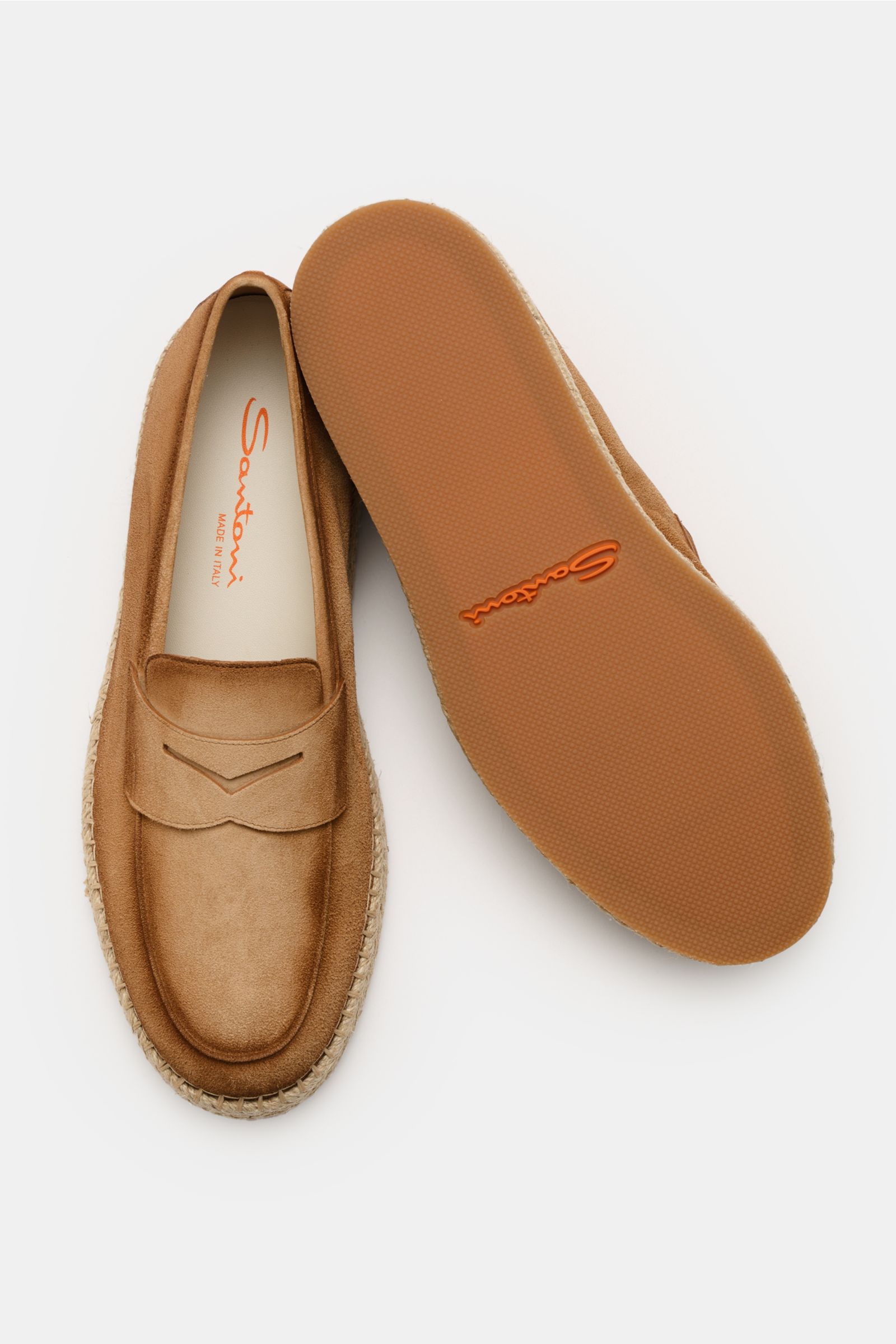 Santoni Espadrilles 'Carlo' hellbraun aus Veloursleder, schmal, mit Penny-Strap, Ziernaht, Bast-Kautschuksohle, von oben fotografiert.