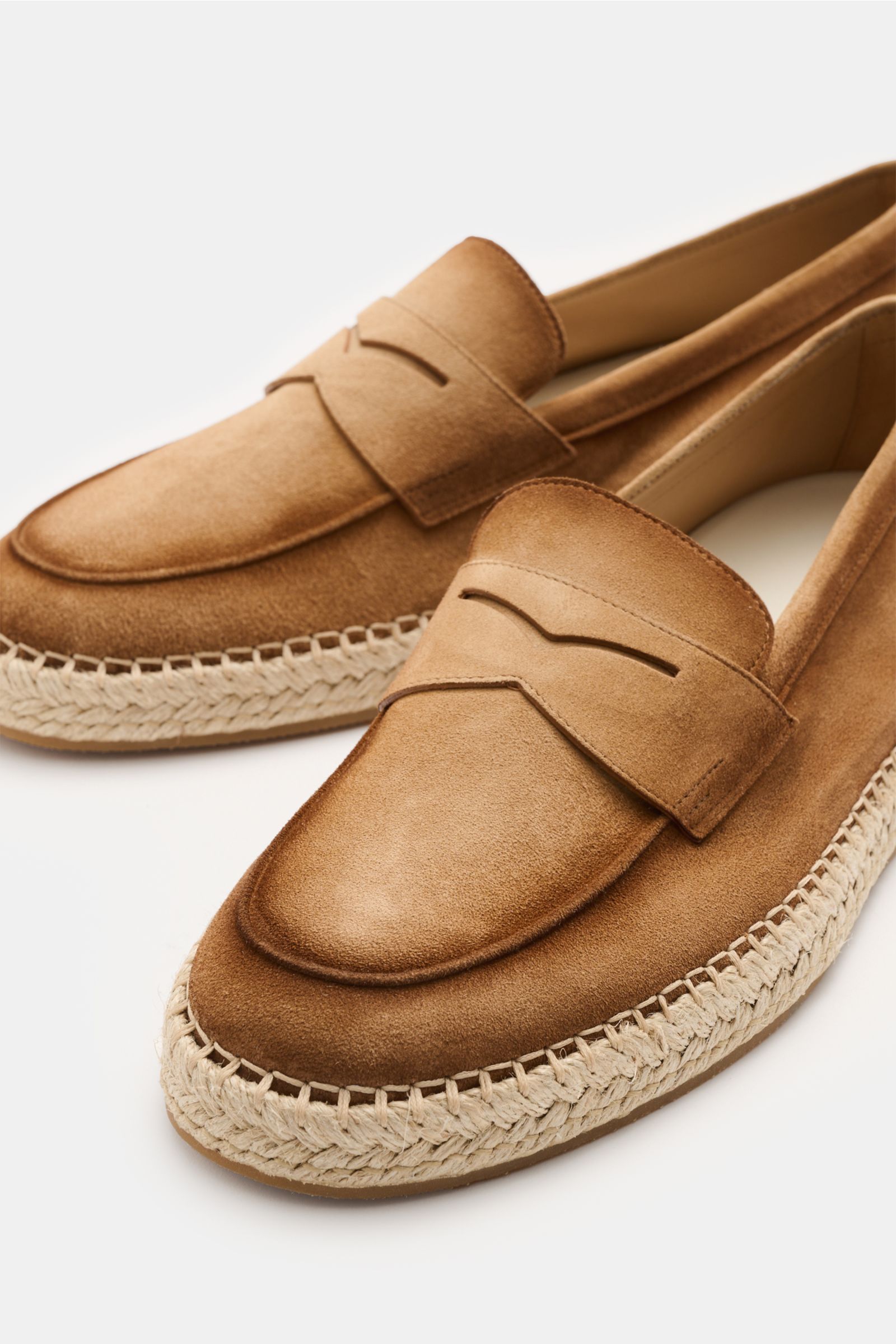Santoni Espadrilles 'Carlo' hellbraun aus geschmeidigem Veloursleder, schmal zulaufend mit Penny-Strap, Ziernaht, Bast-Kautschuksohle, Lederfutter, seitliche Nahaufnahme.