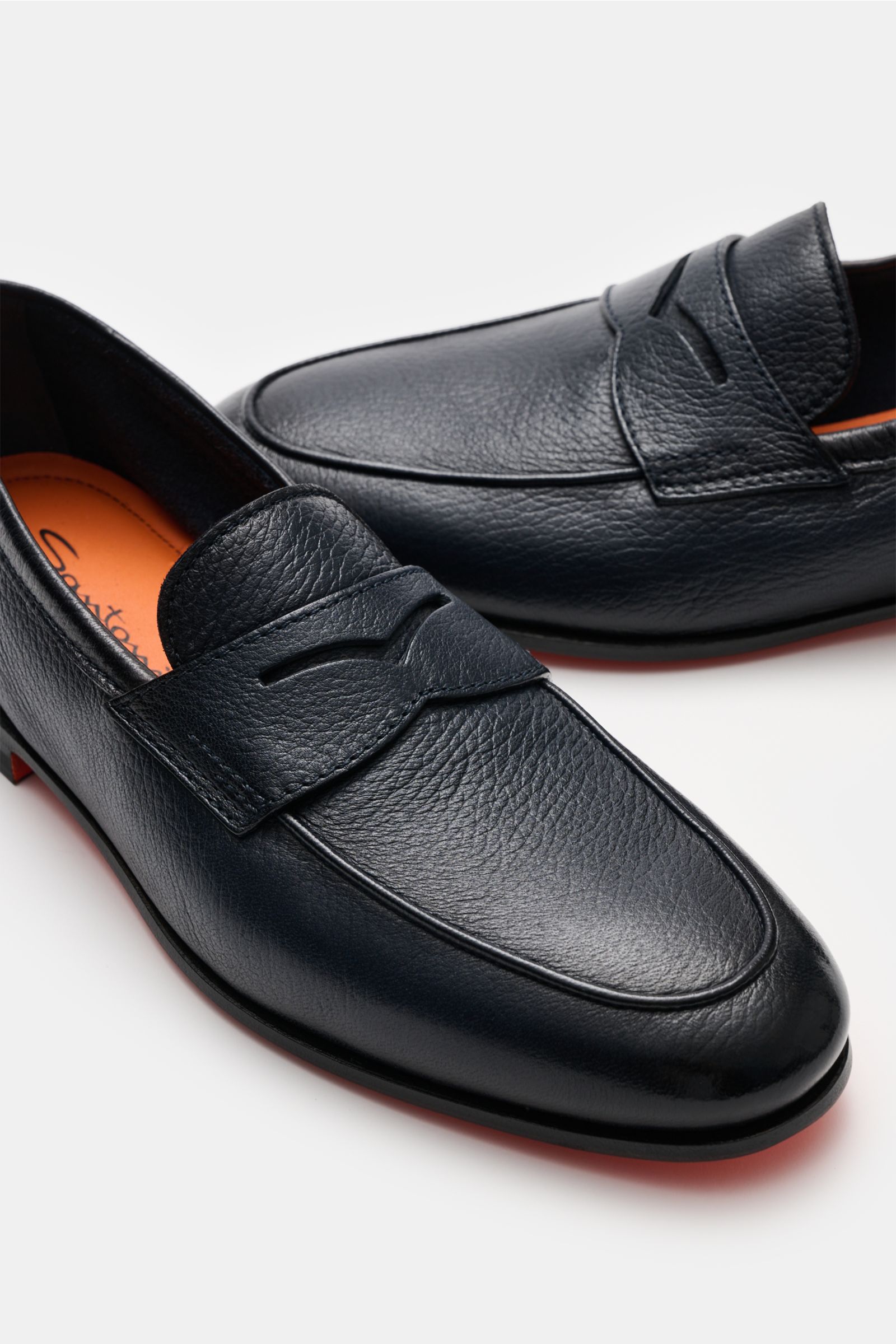 Santoni Penny Loafer 'Carlo' dark navy aus geschmeidigem Glattleder, schmal zulaufend, mit Ziernaht und typischem Penny-Strap, von oben fotografiert.