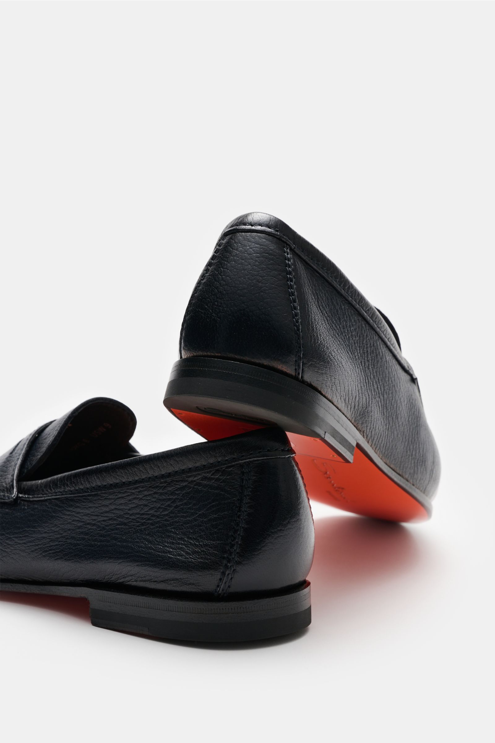 Santoni Penny Loafer 'Carlo' dark navy aus geschmeidigem Glattleder, schmal zulaufend, mit Ziernaht, Penny-Strap, Lederfutter, Ledersohle mit Kautschukabsatz, Rückansicht.