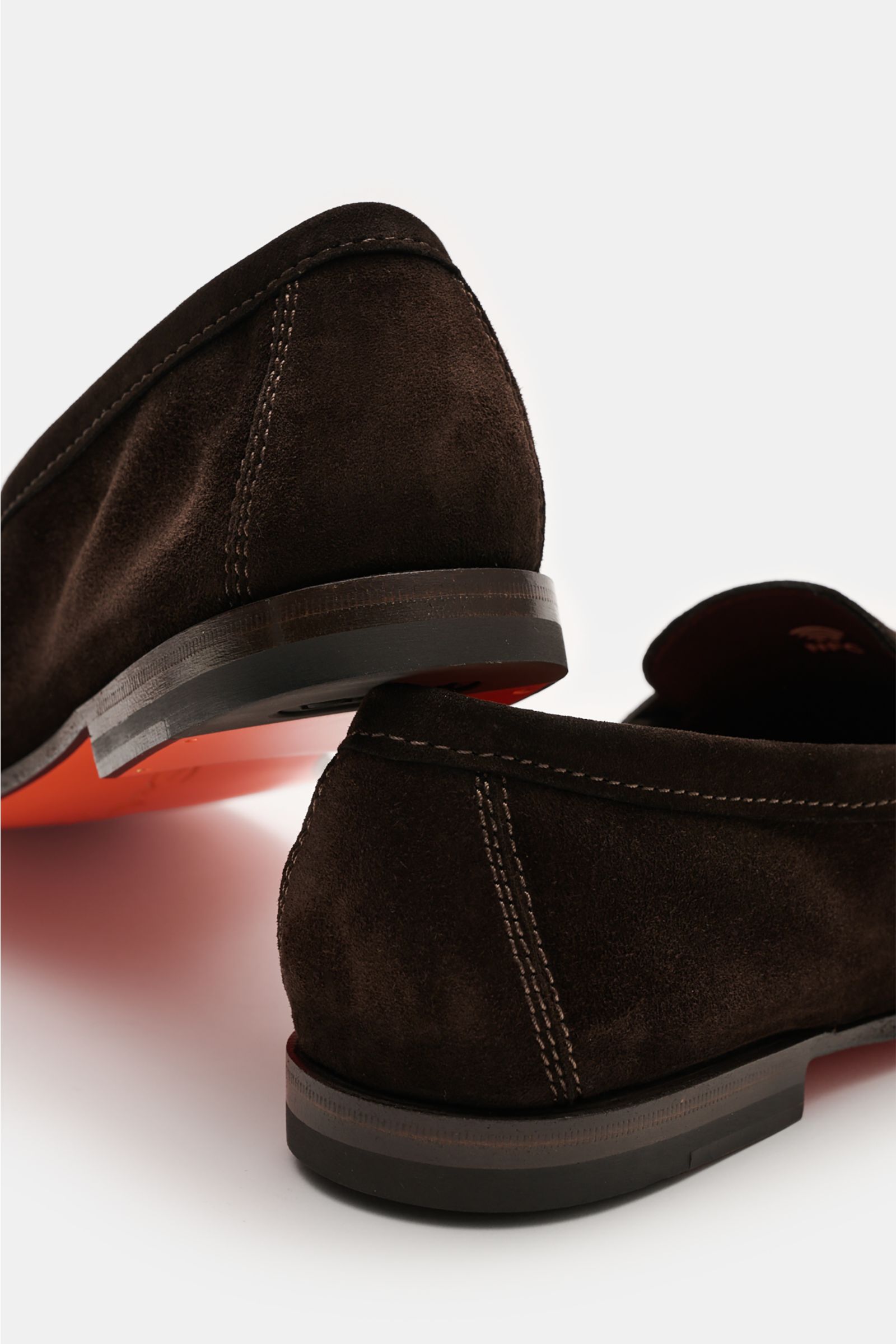 Ansicht von hinten und seitlich auf den Santoni Penny Loafer 'Carlo' dunkelbraun aus edlem Veloursleder mit schmal zulaufender Silhouette, Ziernaht, Penny-Strap, ledernem Innenfutter und Ledersohle mit Kautschukverstärkung.