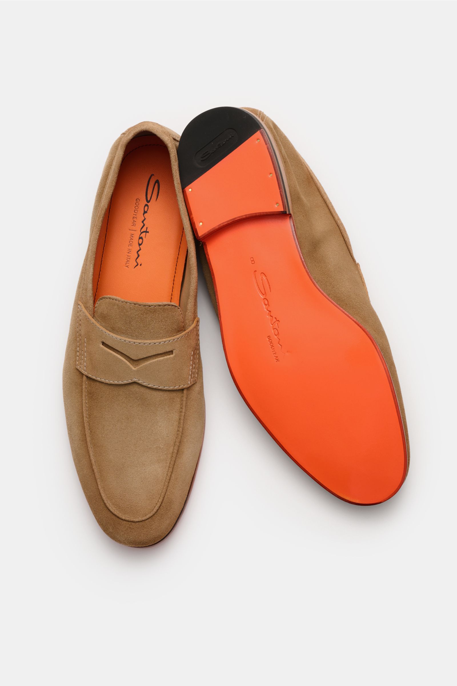 Santoni Penny Loafer 'Carlo' beige aus edlem Veloursleder mit Farbverlauf, schmal, Ziernaht, Penny-Strap, ledernem Innenfutter, Ansicht von oben.