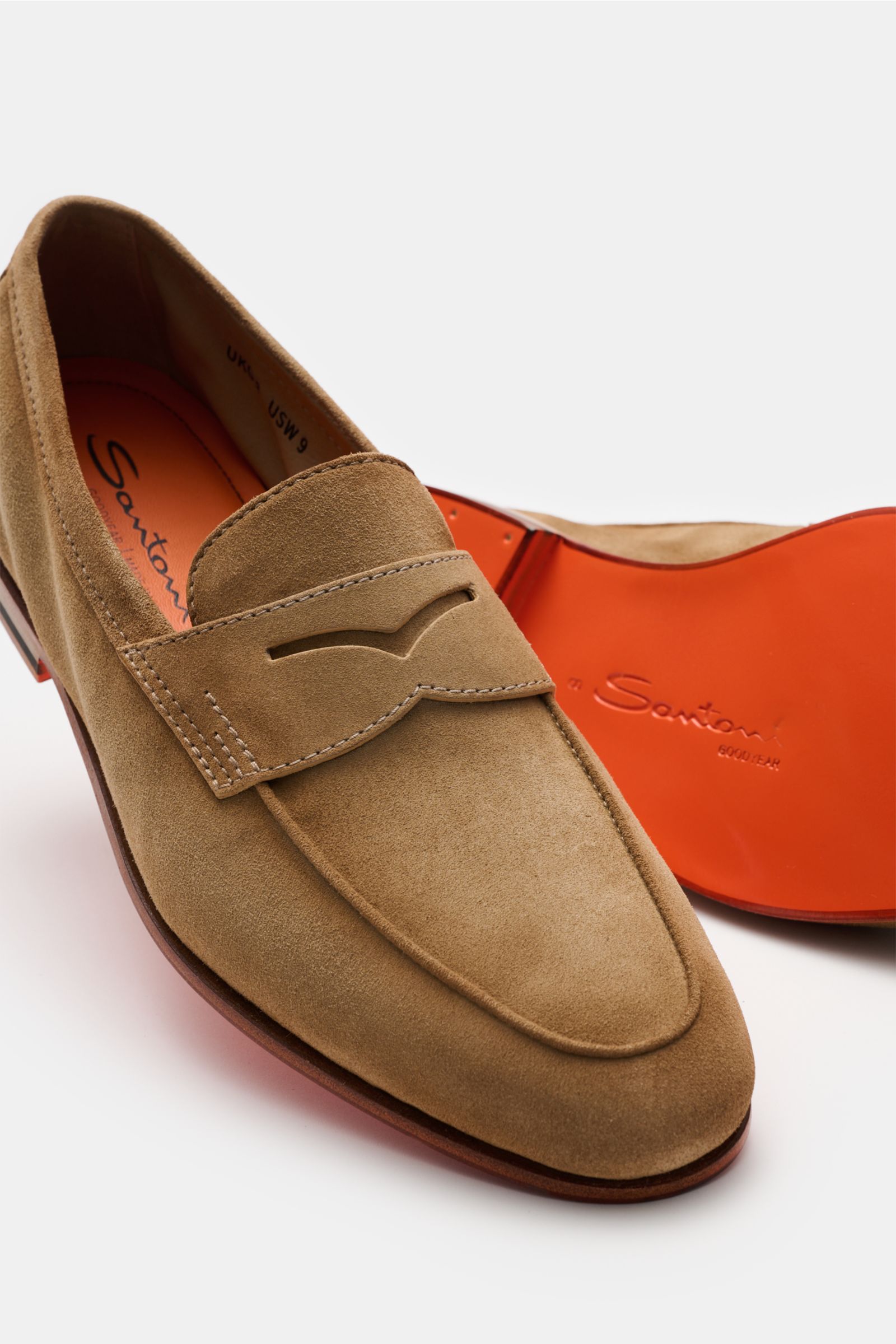 Santoni Penny Loafer 'Carlo' beige aus edlem Veloursleder mit schmaler Silhouette, Ziernaht, Penny-Strap, Lederfutter, Ledersohle, von schräg oben.