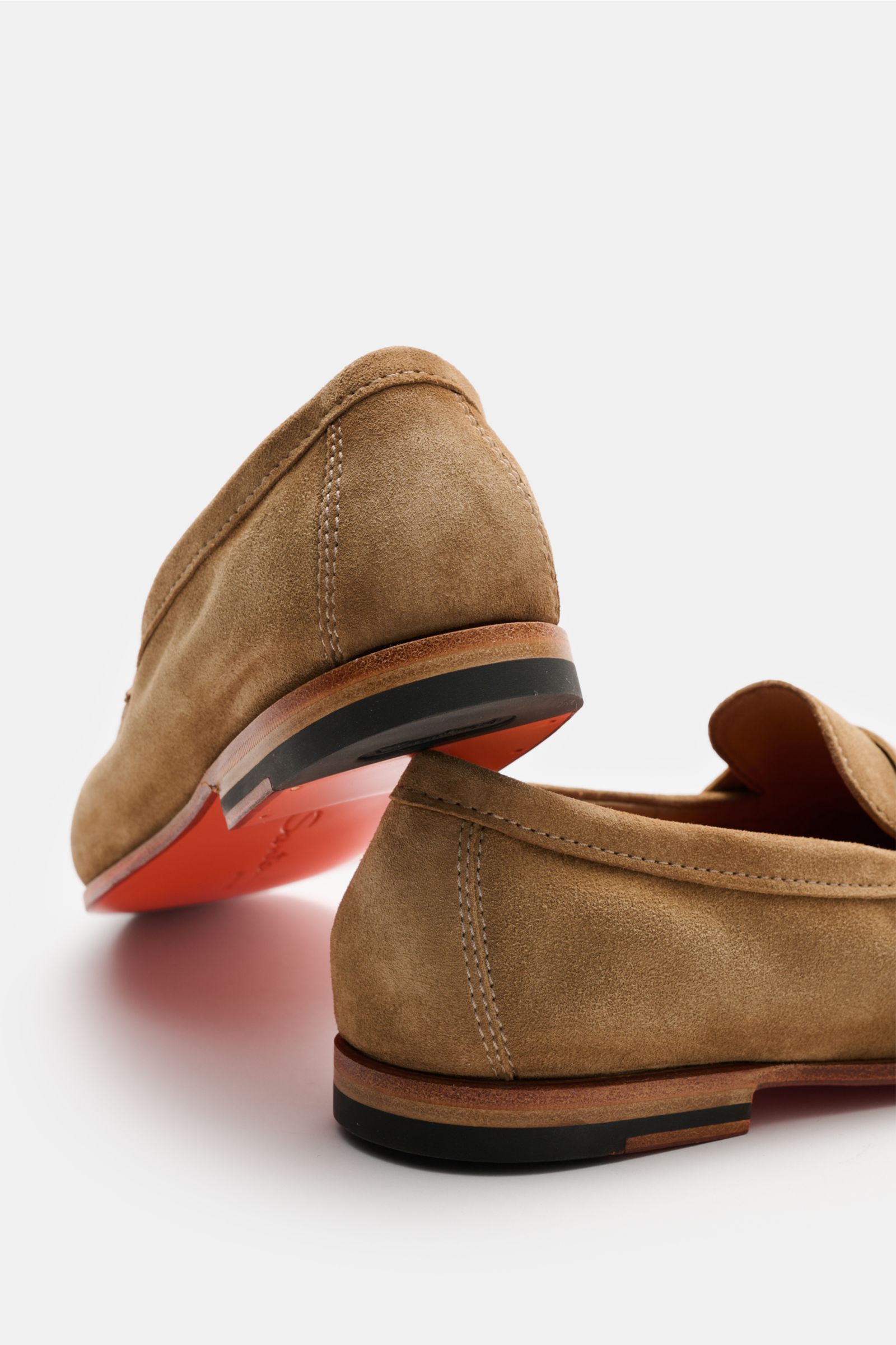 Santoni Penny Loafer 'Carlo' beige aus edlem Veloursleder mit Ziernaht, schmal zulaufend, Lederfutter, Ledersohle mit Kautschukabsatz, Rückansicht.