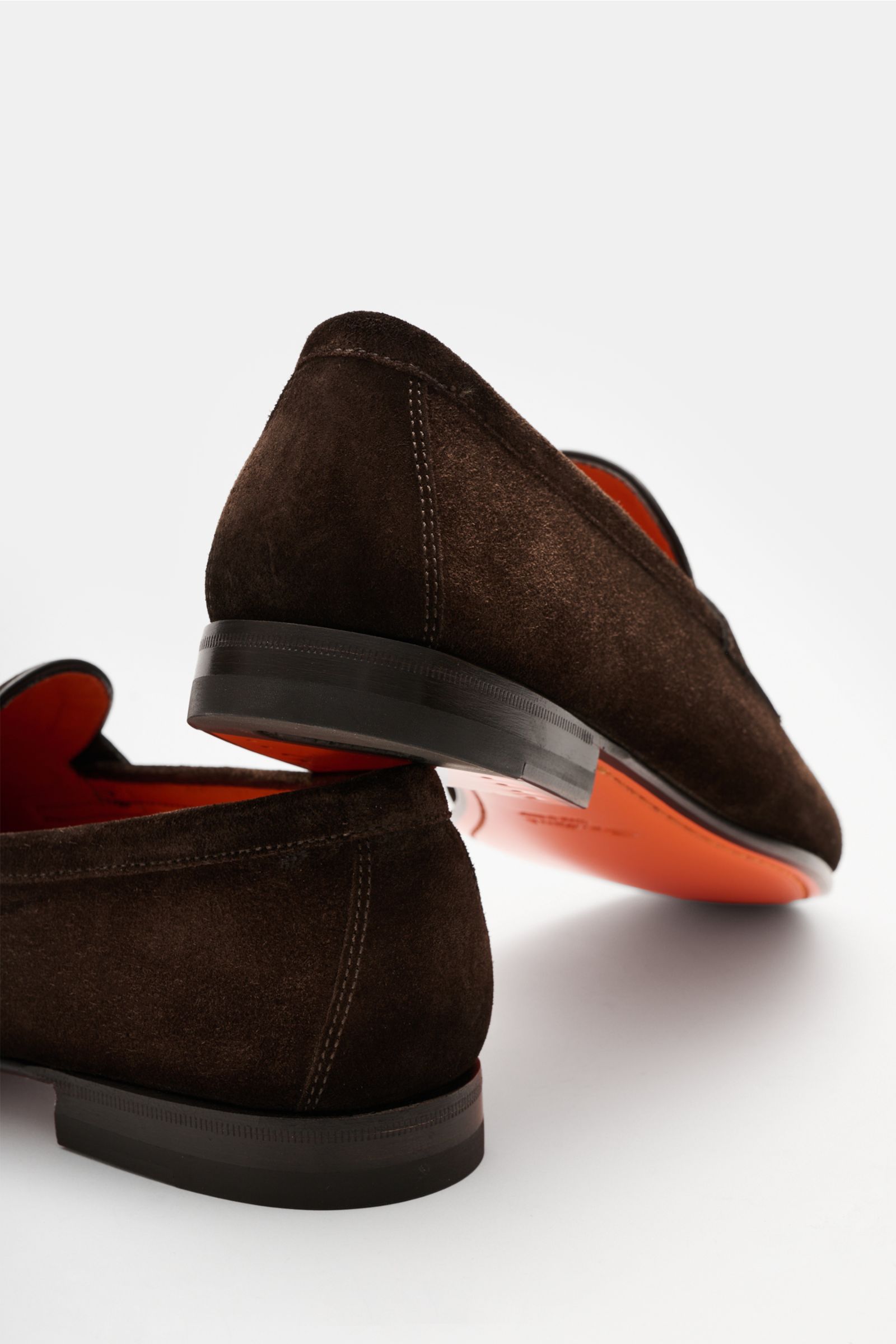 Santoni Penny Loafer 'Carlos' dunkelbraun, handgefertigt aus softem Veloursleder, flexible Ledersohle, schmale Silhouette, Ansicht von hinten schräg unten.
