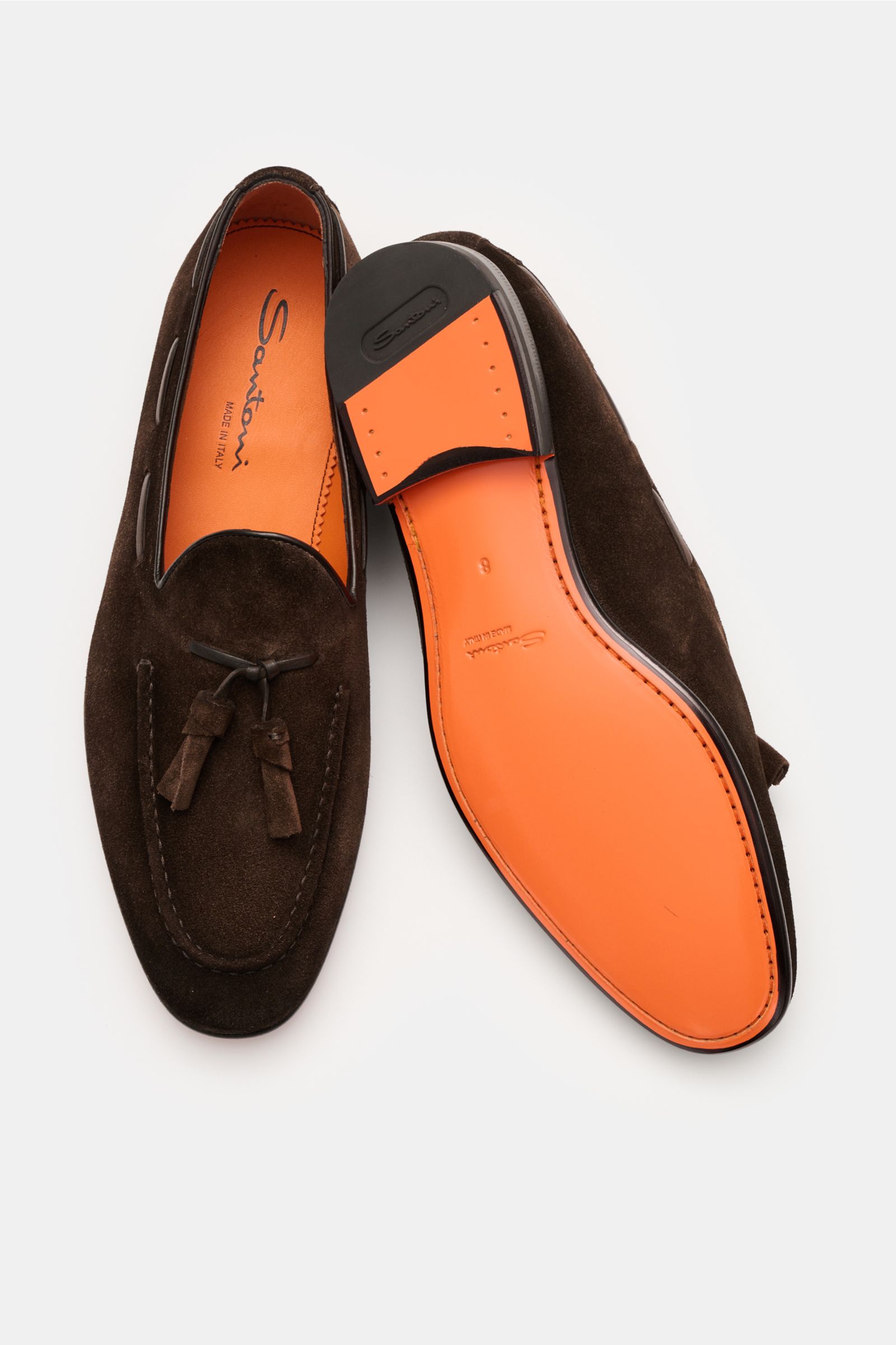 Santoni Tassel Loafer 'Carlos' dunkelbraun in soft suede leather, photographed from above showing one shoe top and one sole with orange leather, Goodyear welted, narrow silhouette, decorative seam and typical tassel, leather lining, ultra-flexible leather
