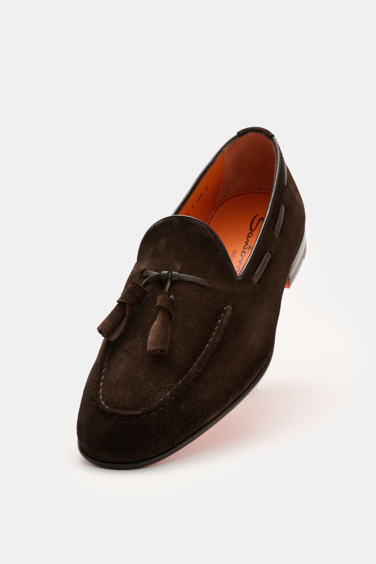 Santoni Tassel Loafer 'Carlos' dunkelbraun in soft Veloursleder shown from a front-side angle, featuring a schmal zulaufende Silhouette, Goodyear-welted construction, Vorderkappe with Ziernaht, typical Tassel, leather interior, ultra flexible leather sole