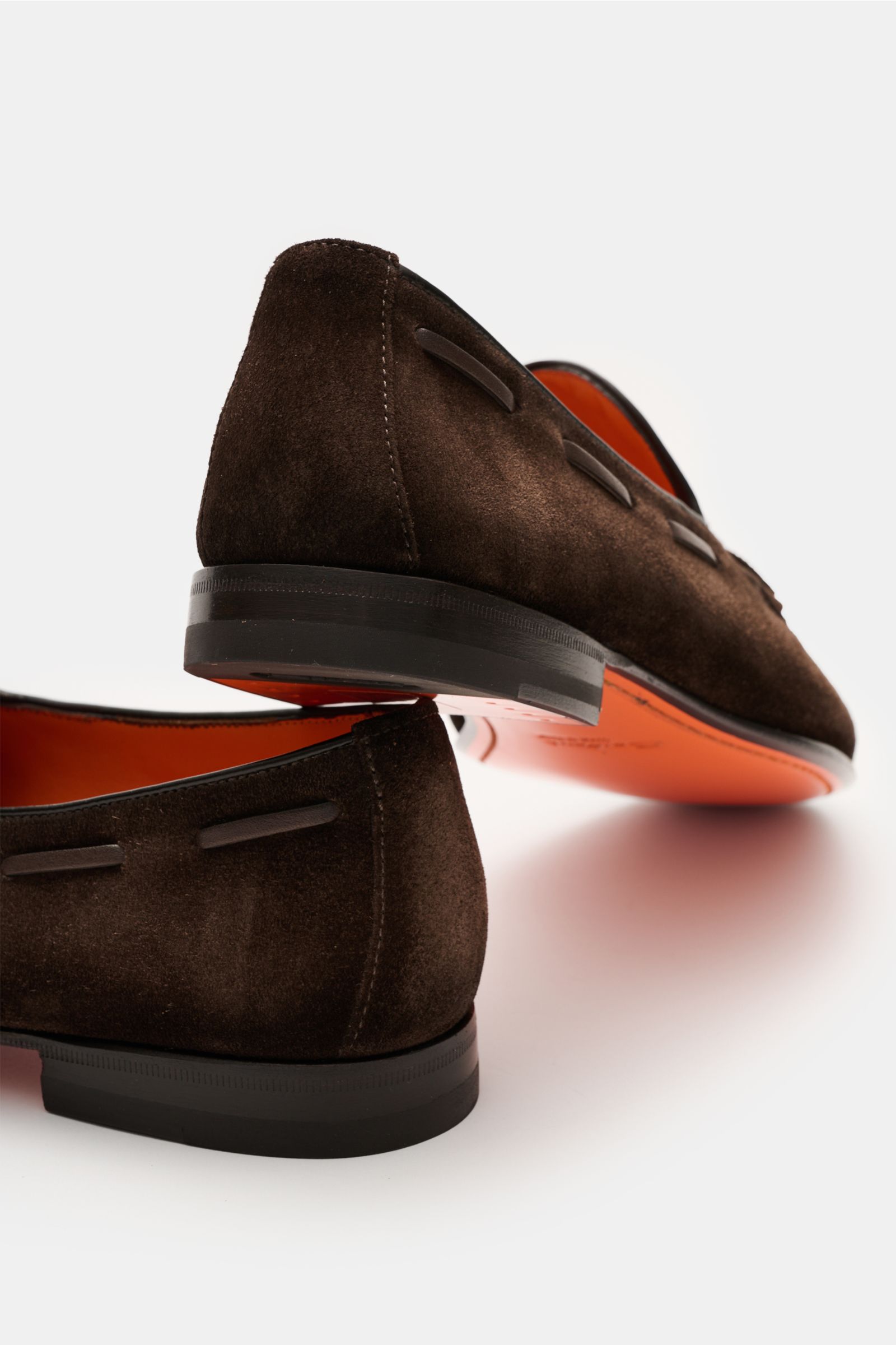 Santoni Tassel Loafer 'Carlos' dunkelbraun in soft Veloursleder shown from a low rear angle, featuring a slim silhouette, Goodyear welted sole, decorative toe stitching, typical tassels, leather lining, ultra-flexible leather sole with rubber heel reinfor