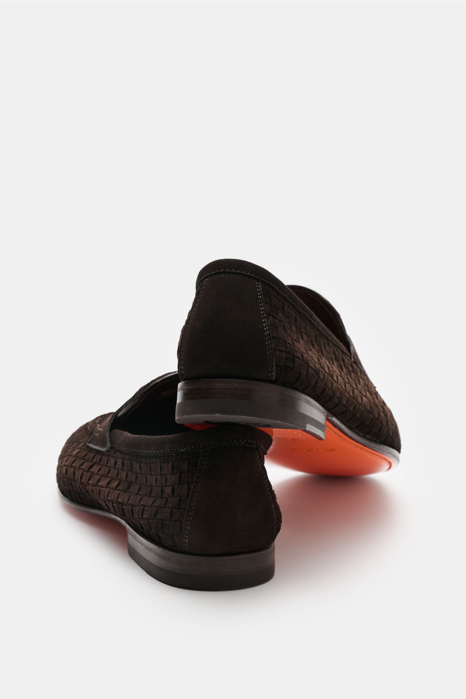 Santoni Penny Loafer 'Carlo' dunkelbraun aus geflochtenem Veloursleder, schmale Silhouette, Ziernaht, Penny-Strap, Rückansicht schräg.
