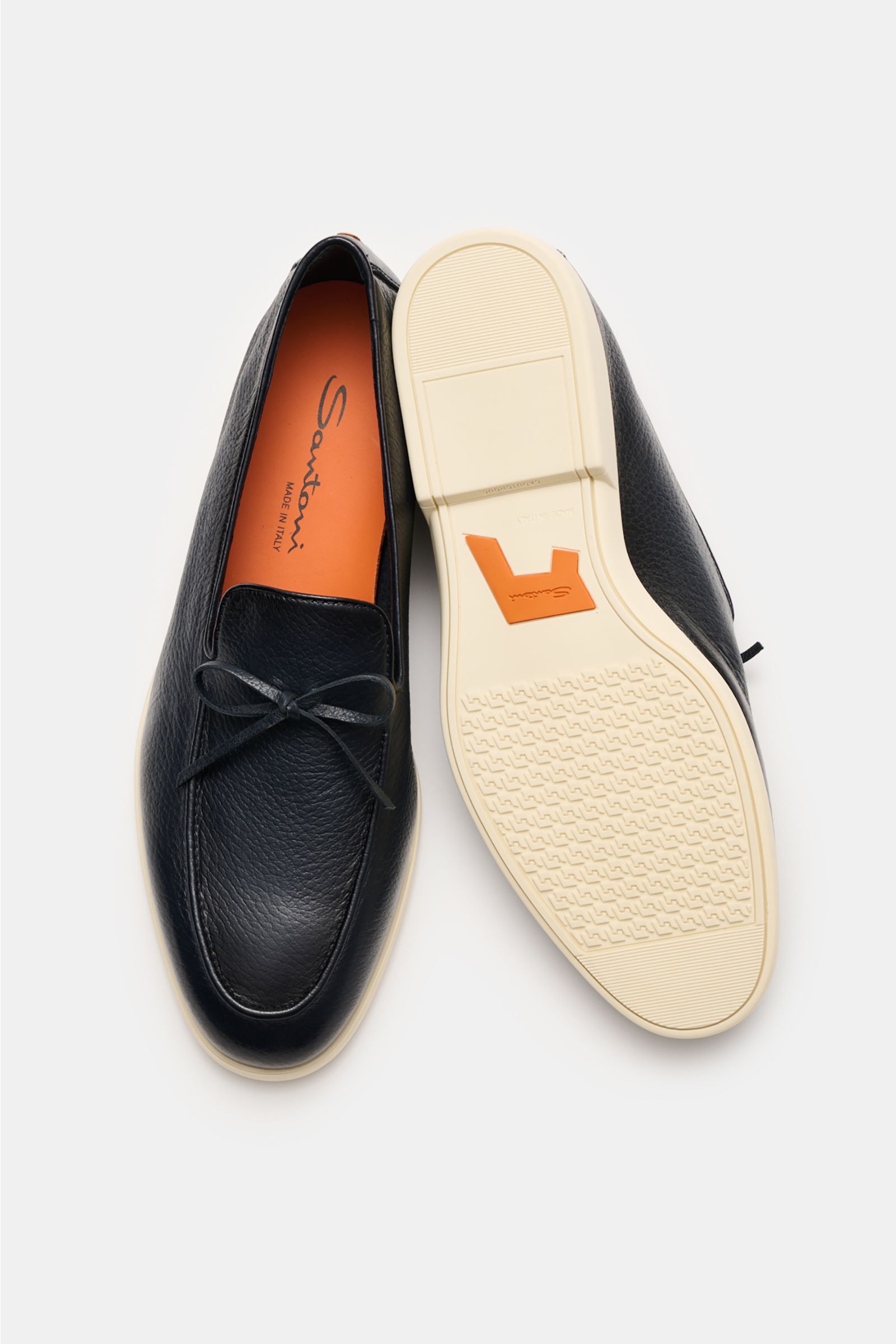 Santoni Loafer 'Malibu' dark navy aus geschmeidigem Leder mit Zierschleife, schmaler Silhouette, heller Kautschuksohle, von oben fotografiert.