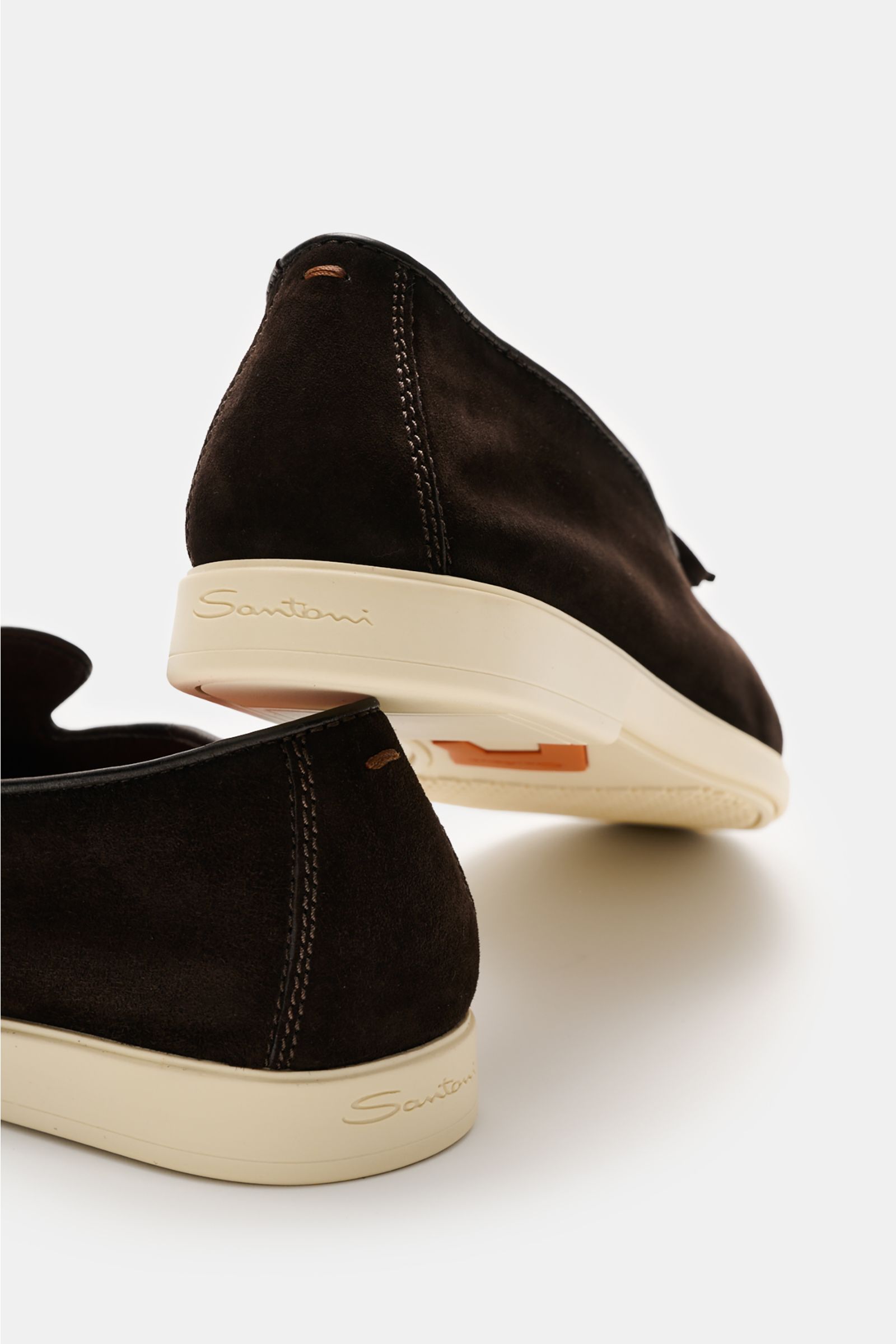 Santoni Loafer 'Malibu' dunkelbraun aus geschmeidigem Veloursleder mit Zierschleife, schmal zulaufender Silhouette und heller flexibler Kautschuksohle, Rückansicht.