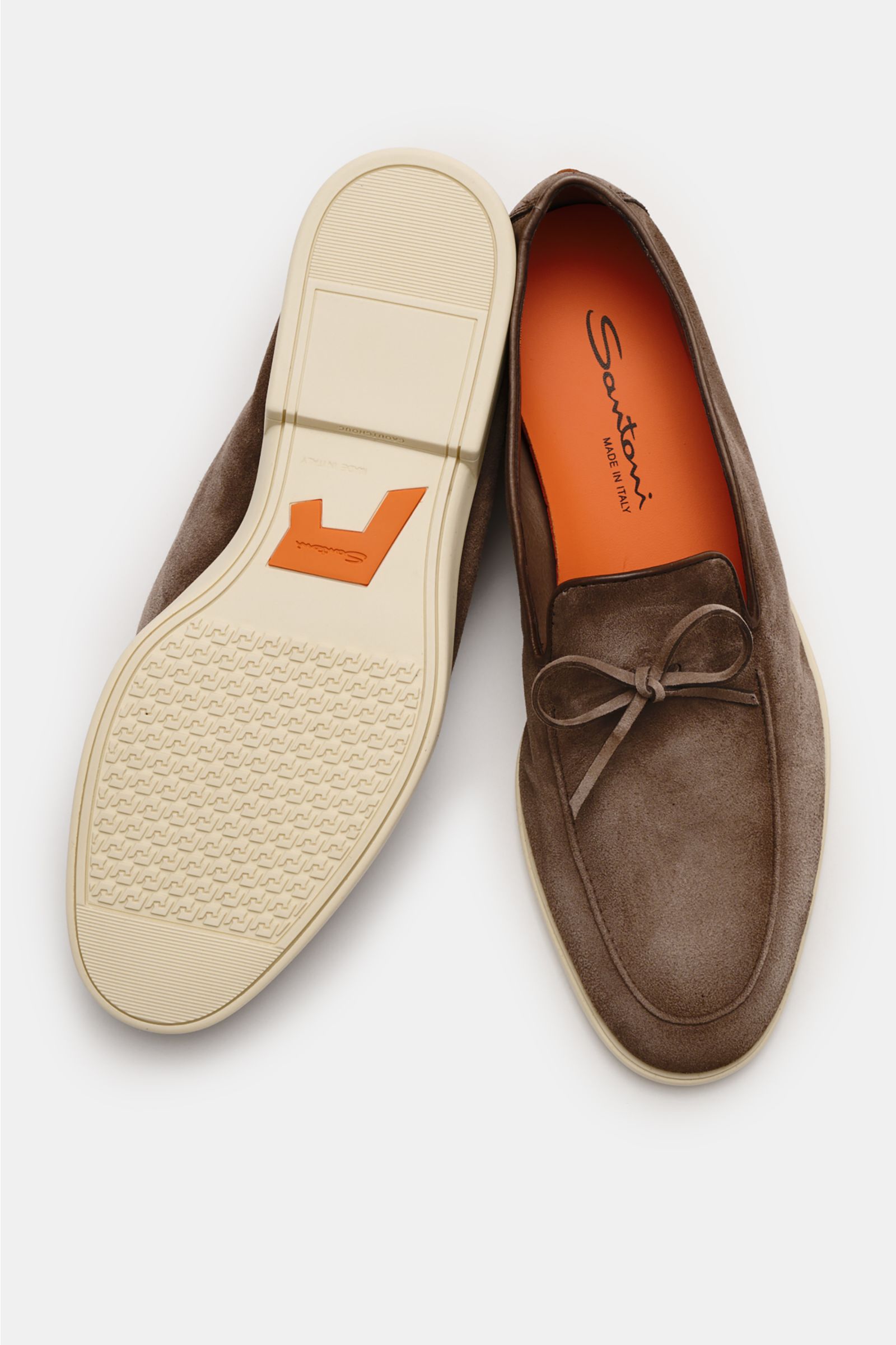 Santoni Loafer 'Malibu' taupe aus geschmeidigem Veloursleder mit Zierschleife, schmaler Silhouette, ledernem Innenfutter, flexible Kautschuksohle, Perspektive von oben.