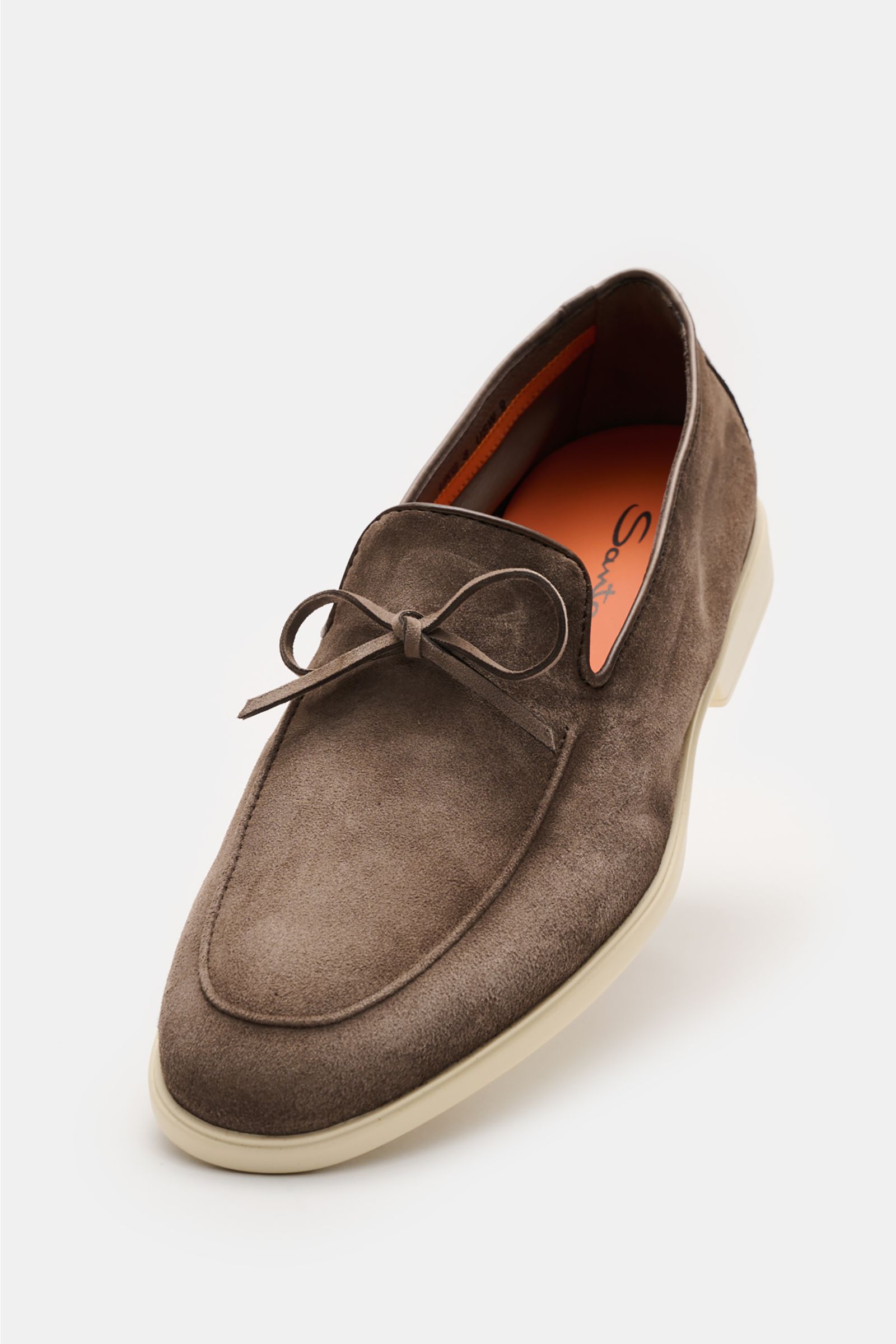Santoni Loafer 'Malibu' taupe, schmal zulaufend, Veloursleder, Ziernaht und Schleife, helle Kautschuksohle, ledernes Innenfutter, frontale Perspektive.