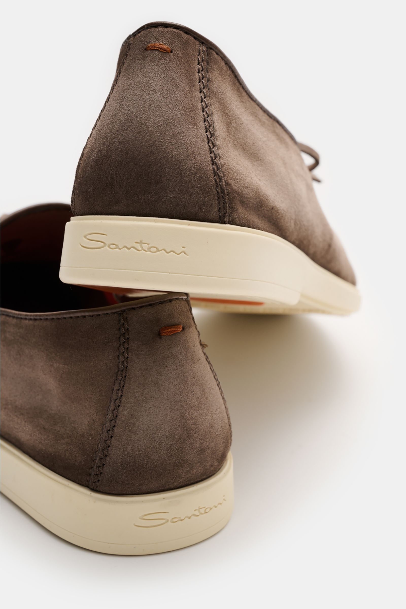 Santoni Loafer 'Malibu' taupe aus geschmeidigem Veloursleder, schmal zulaufend mit Zierschleife, Ziernaht, helle Kautschuksohle, Rückansicht.