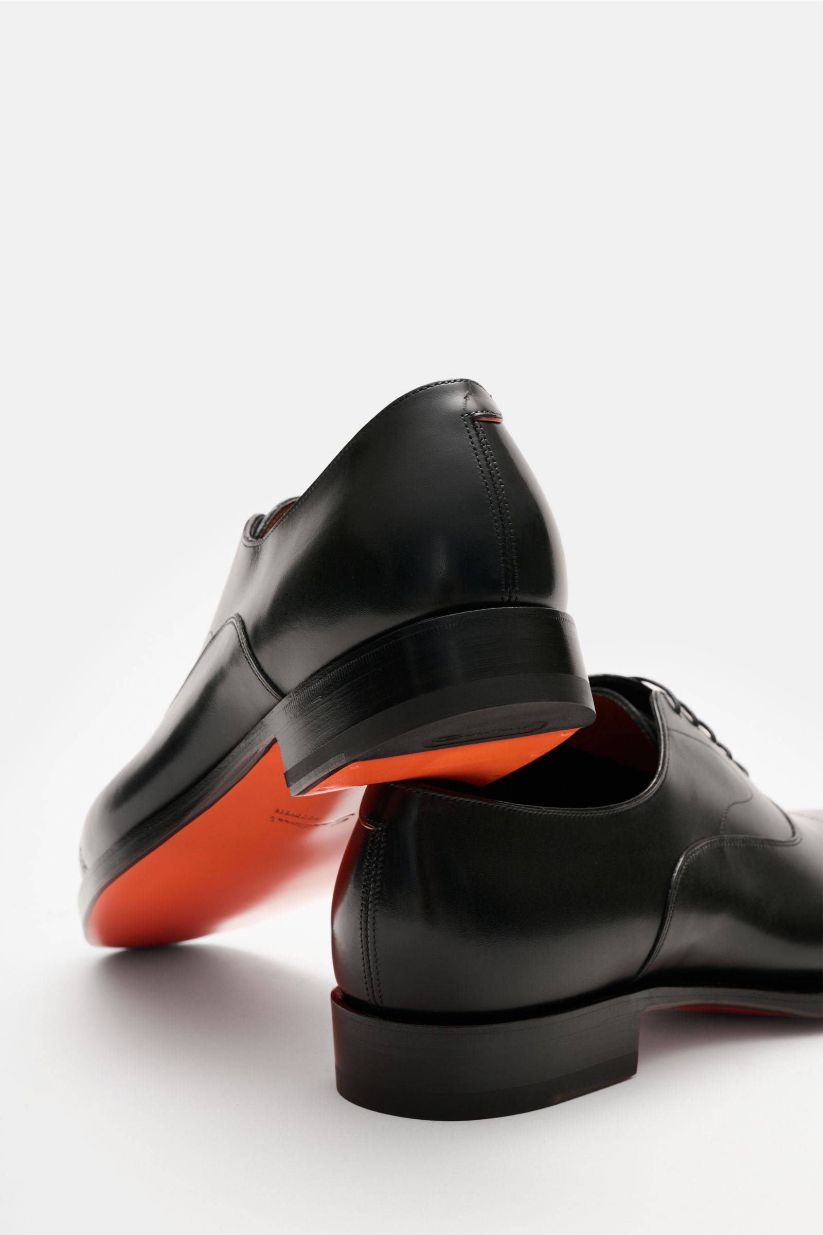 Santoni Oxford 'Adrian' schwarz, klassische Herrenschuhe aus Glattleder mit schmaler Silhouette, Goodyear-welted, Lederlaufsohle, Ansicht von hinten unten.
