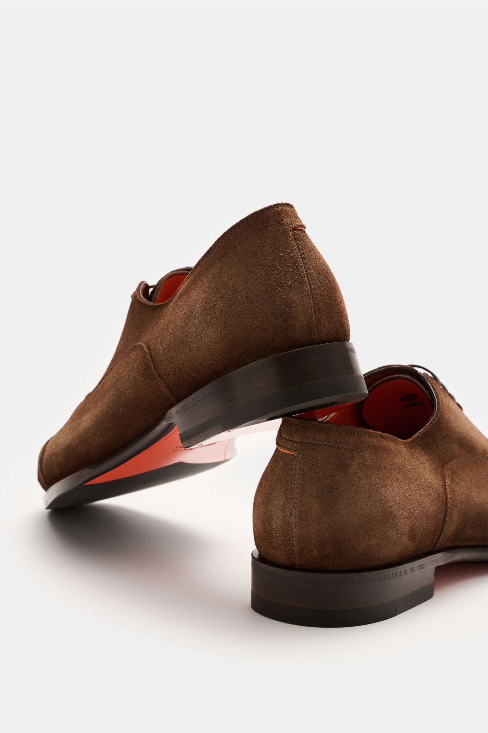 Rear and side view of the Santoni Oxford 'Adrian' braun in elegant brown velour leather, slightly narrow, with leather inner lining, five-hole closed lacing, leather and rubber sole, and rubber-reinforced heel. Edle Handarbeit wird bei dem eleganten Oxfor