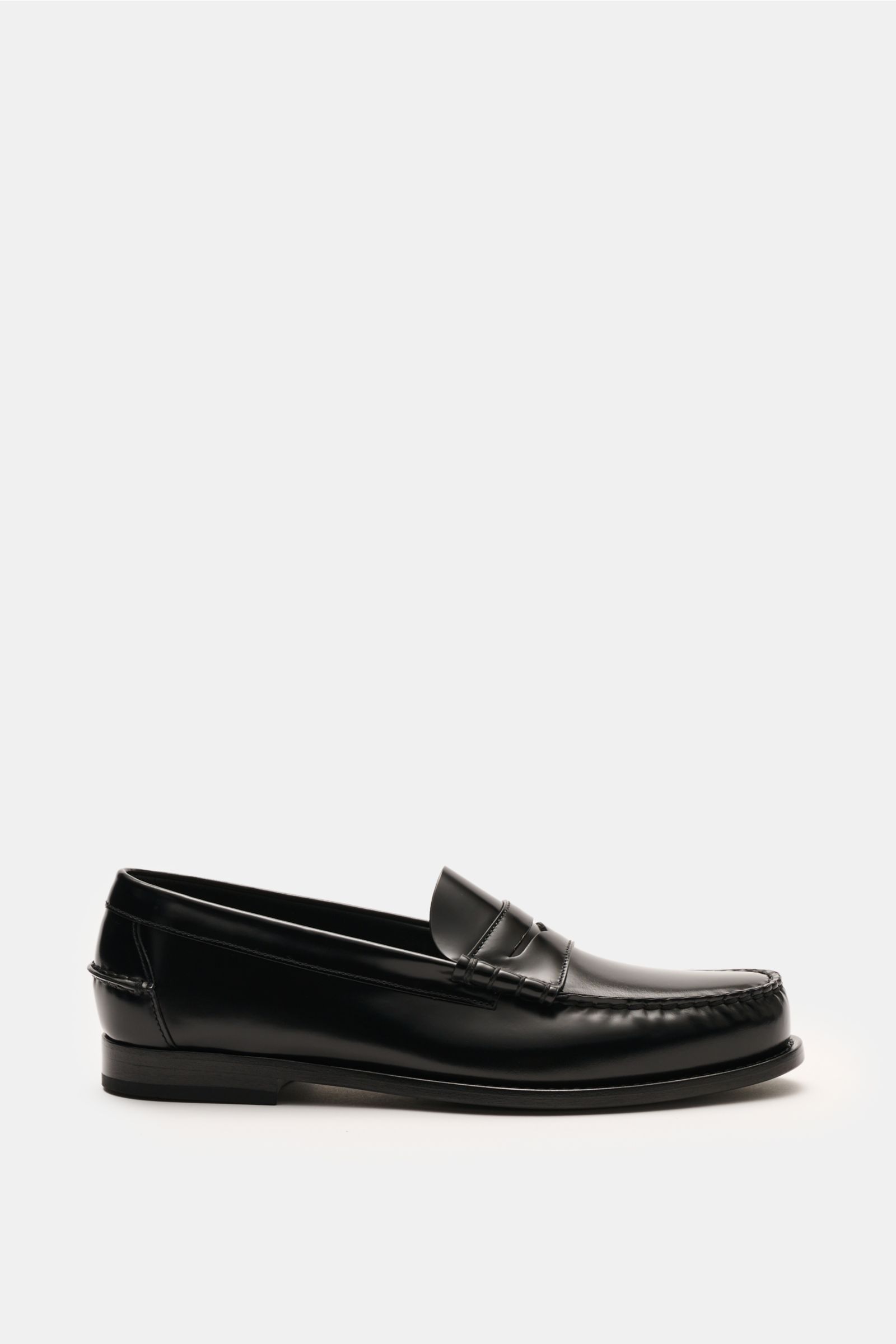 Side view of Church's Penny Loafer 'Rowley' schwarz in polished black smooth leather with decorative stitching, Goodyear welted, slim silhouette, typical penny strap, leather lining, leather sole, and rubber-reinforced heel, perfect for stylish British lo