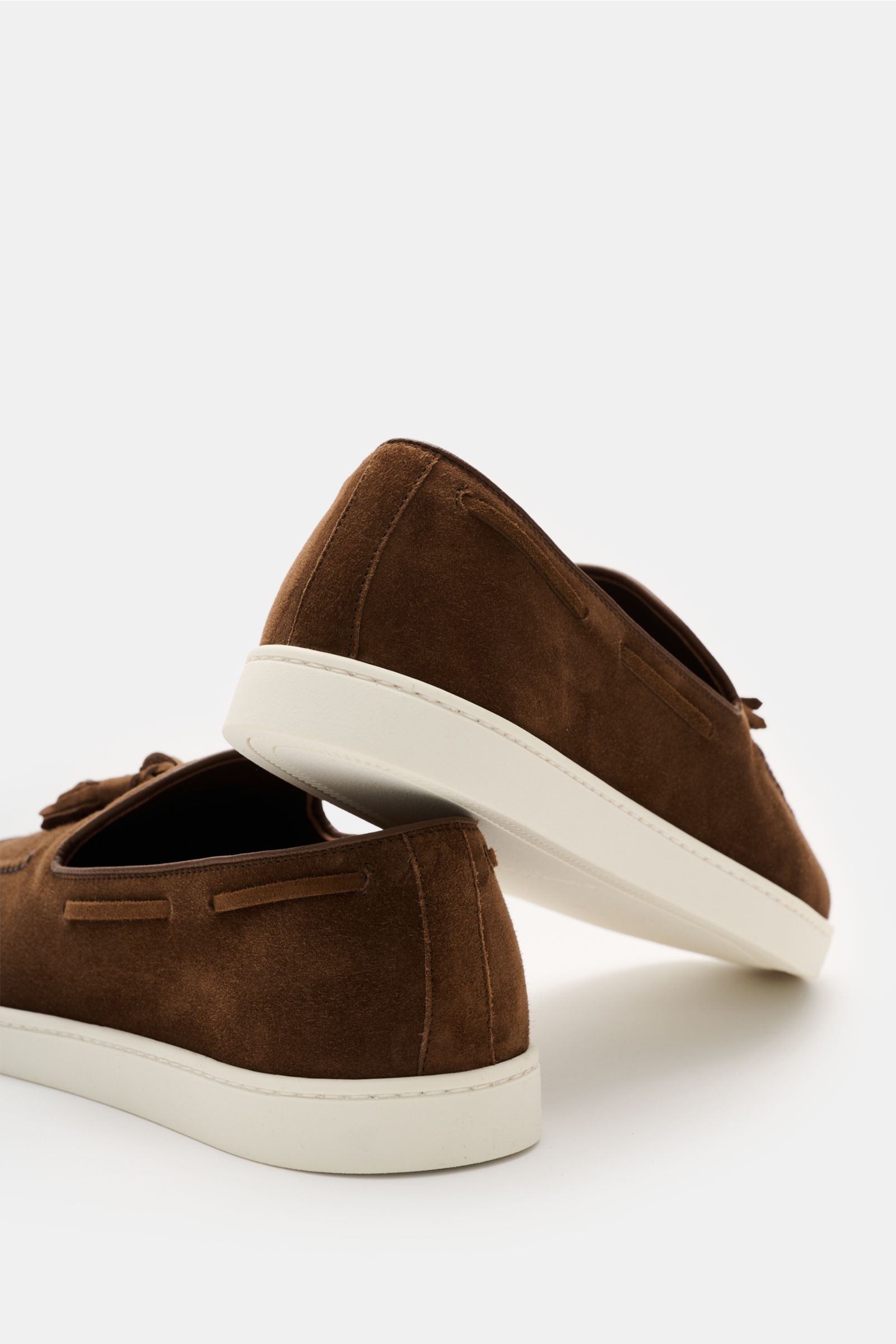 Church's Loafer 'Ripley' braun aus geschmeidigem Veloursleder, schmal zulaufend, mit markanter Naht, ledernem Innenfutter, flexibler Gummisohle, Rückansicht.