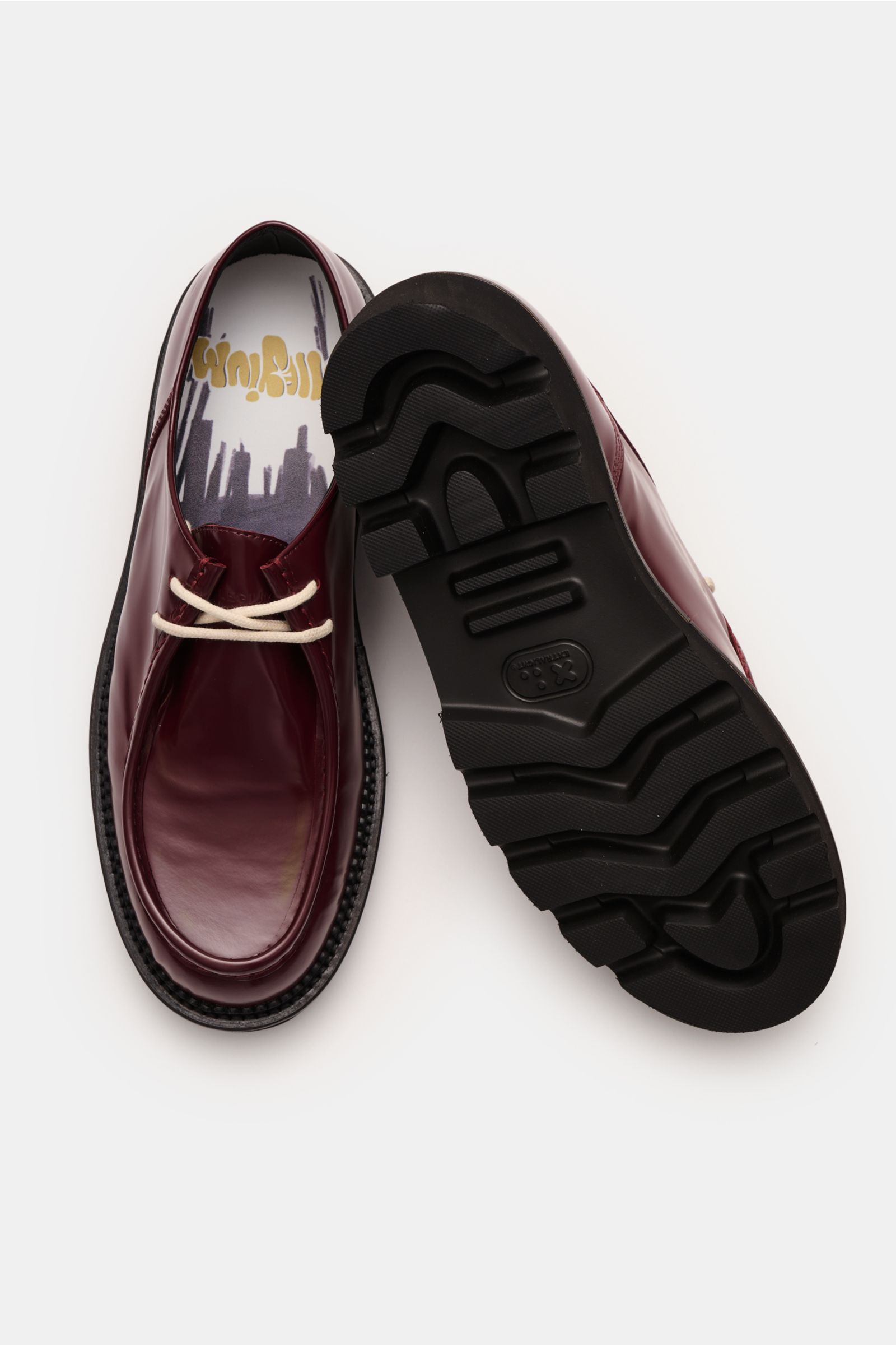Collegium Derby 'Pillar Moc-Toe' bordeaux, von oben und unten fotografiert, glattes Leder, schmale Silhouette, profilierte Gummisohle.